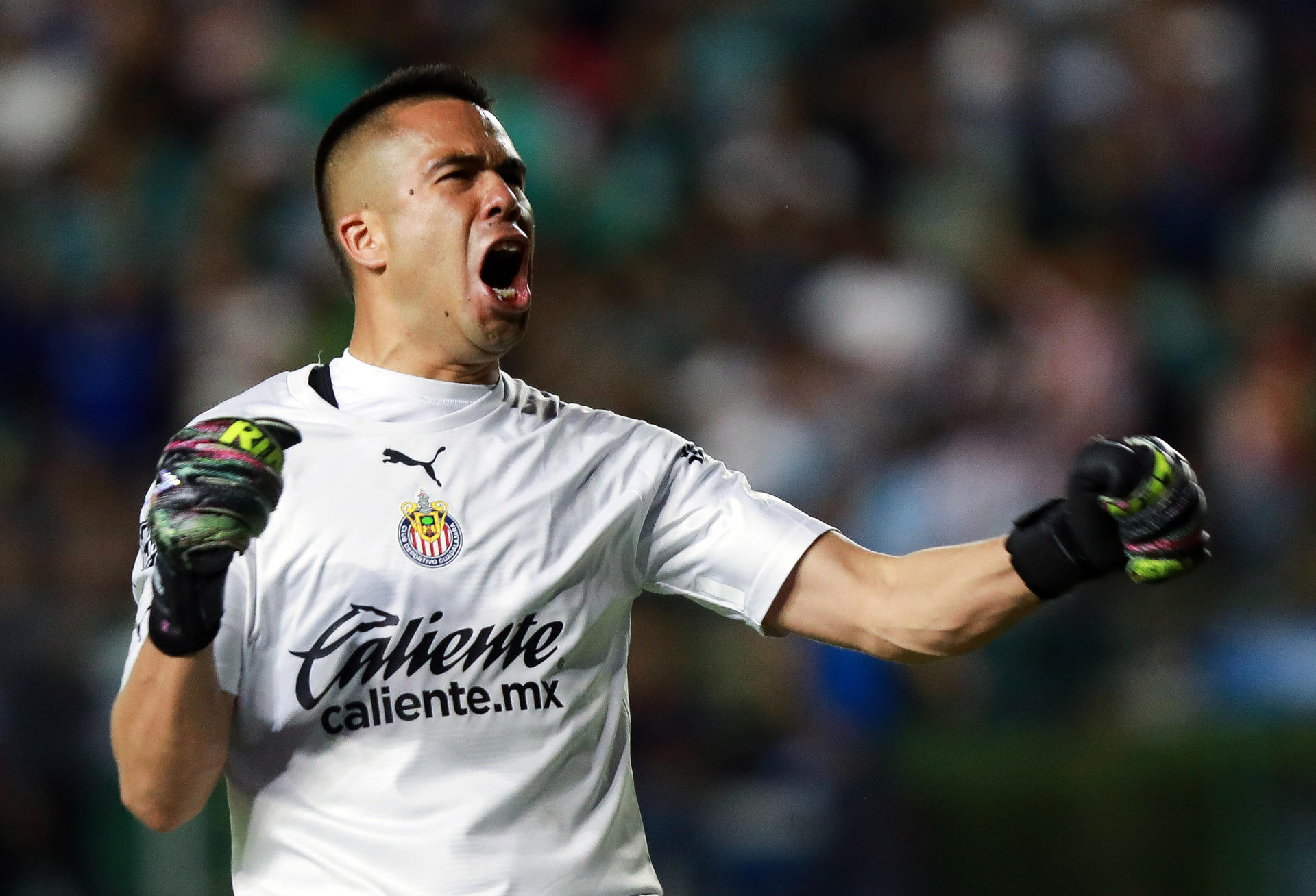 Miguel Jiménez del Guadalajara celebra un gol anotado al León durante un juego por la jornada 15 del torneo Clausura 2023 del fútbol mexicano hoy, en el estadio León, en Guanajuato (México). EFE/Luis Ramírez