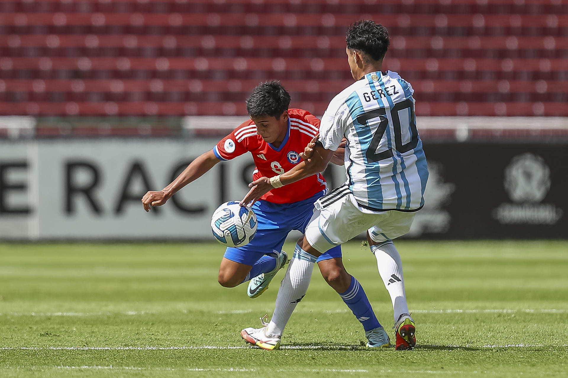 Mariano Gerez de Argentina disputa hoy el balón con Benjamín Ampuero (i) de Chile, durante un partido por el Sudamericano Sub-17 en el estadio Rodrigo Paz, en Quito (Ecuador). EFE/José Jácome