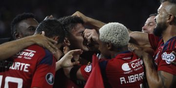 Miguel Monsalve (c) del DIM celebra hoy con sus compañeros tras anotar contra Metropolitanos, durante un partido por el Grupo B de la Copa Libertadores en el estadio Atanasio Girardot en Medellín (Colombia). EFE/LUIS EDUARDO NORIEGA A.