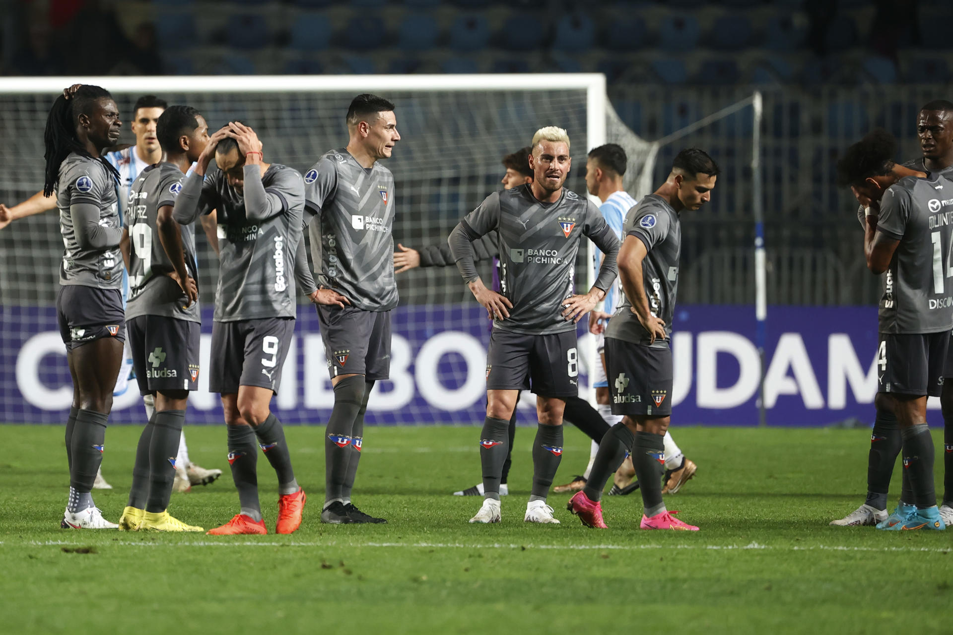 Jugadores de Liga Deportiva Universitaria de Quito, se lamentan tras empatar ante Magallanes, al finalizar un partido por el grupo A de la Copa Sudamericana, en el Estadio El Teniente en Rancagua (Chile). EFE/ Elvis González