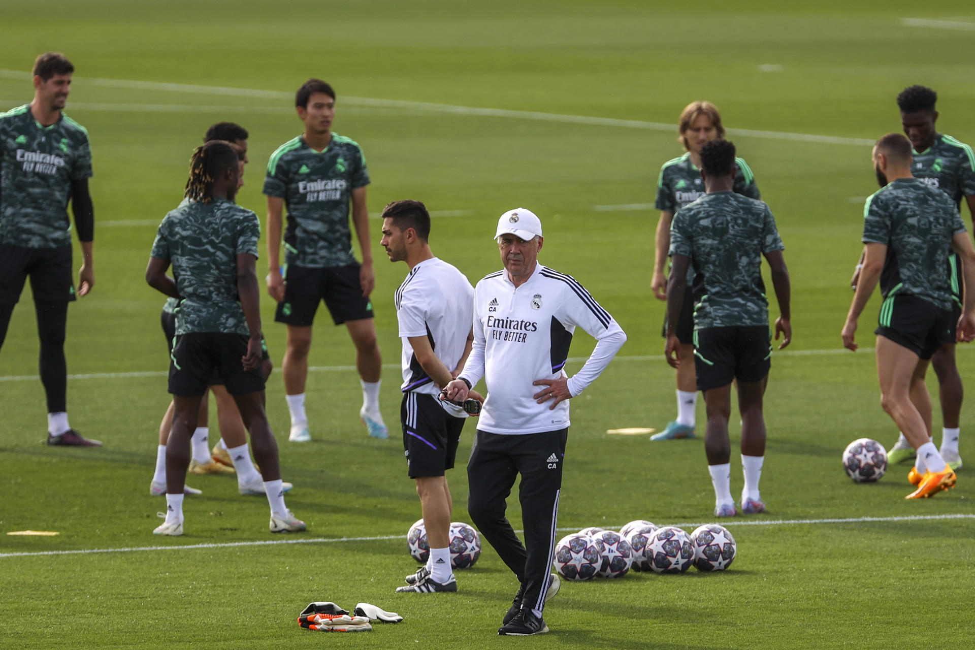 El técnico italiano del Real Madrid Carlo Ancelotti, este lunes durante el entrenamiento en la Ciudad Deportiva de Valdebebas, previo al partido que les enfrentará mañana al Manchester City, encuentro de semifinales de la Liga de Campeones. EFE/ Kiko Huesca