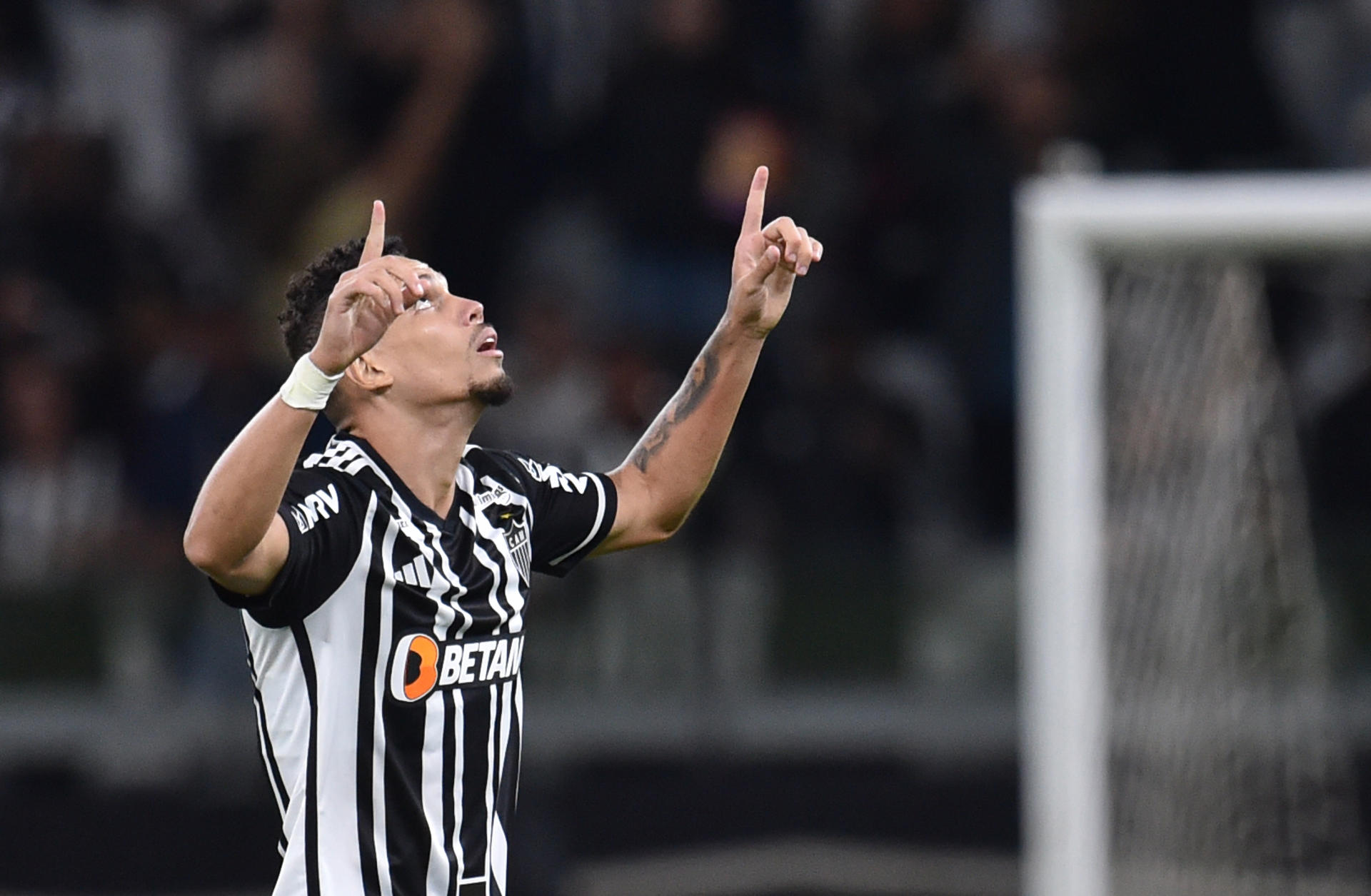 Paulinho de Mineiro celebra su gol hoy, en un partido de la fase de grupos la Copa Libertadores entre Atlético Mineiro y Athletico Paranaense en el estadio Minerao en Belo Horizonte (Brasil). EFE/ Yuri Edmundo