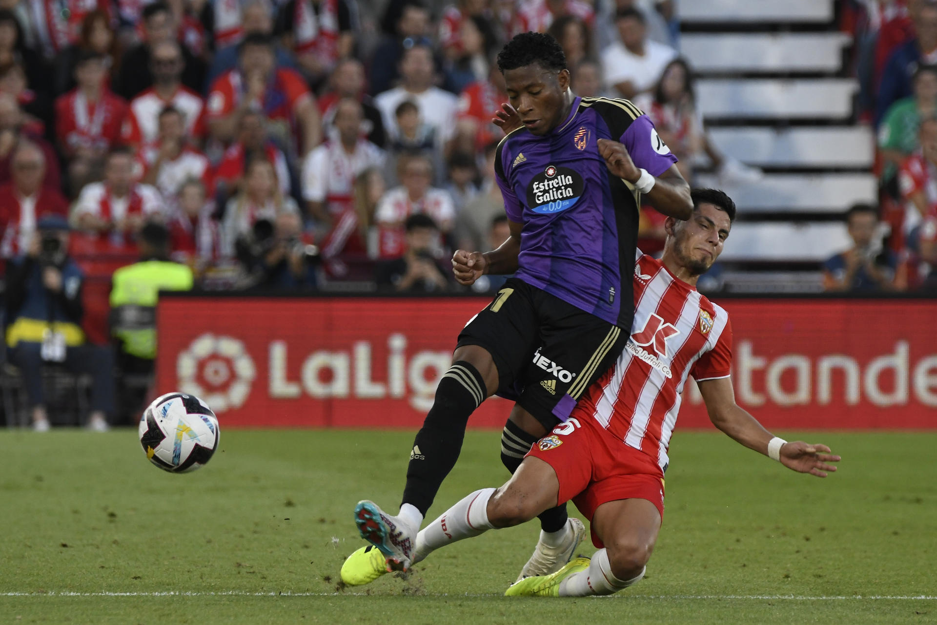 El centrocampista argentino de la UD Almería, Lucas Robertone, y el delantero del Valladolid Gonzalo Plata, durante el encuentro correspondiente a la jornada 37 de Primera División que disputaron frente al Real Valladolid en el Power Horse Stadium de Almería. EFE / Carlos Barba