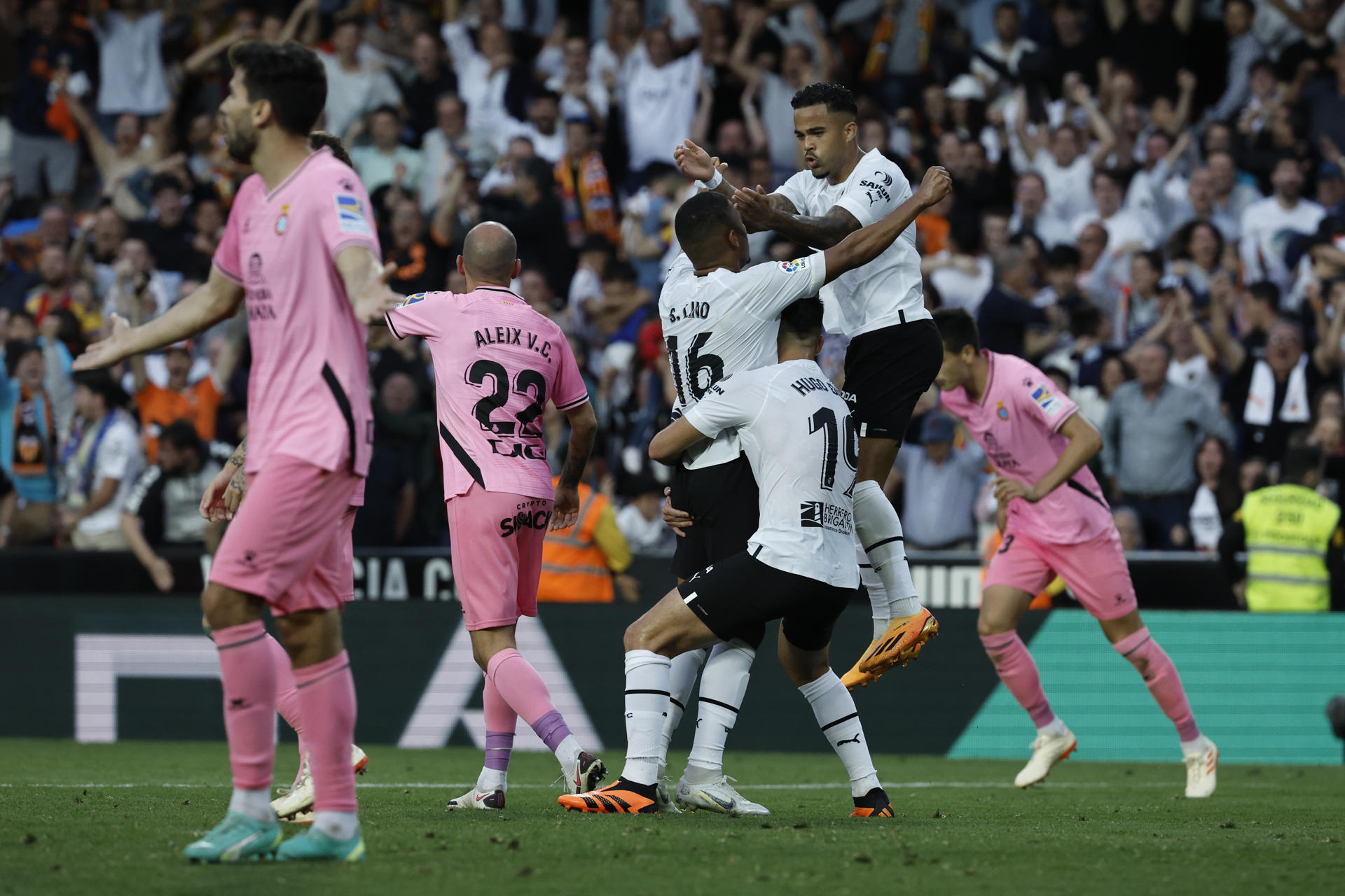 El delantero del Valencia Samuel Lino (3-i) celebra con sus compañeros tras marcar el segundo gol ante el Espanyol, durante el partido de Liga en Primera División que Valencia CF y RCD Espanyol han disputado este domingo en el estadio de Mestalla. EFE/Biel Aliño