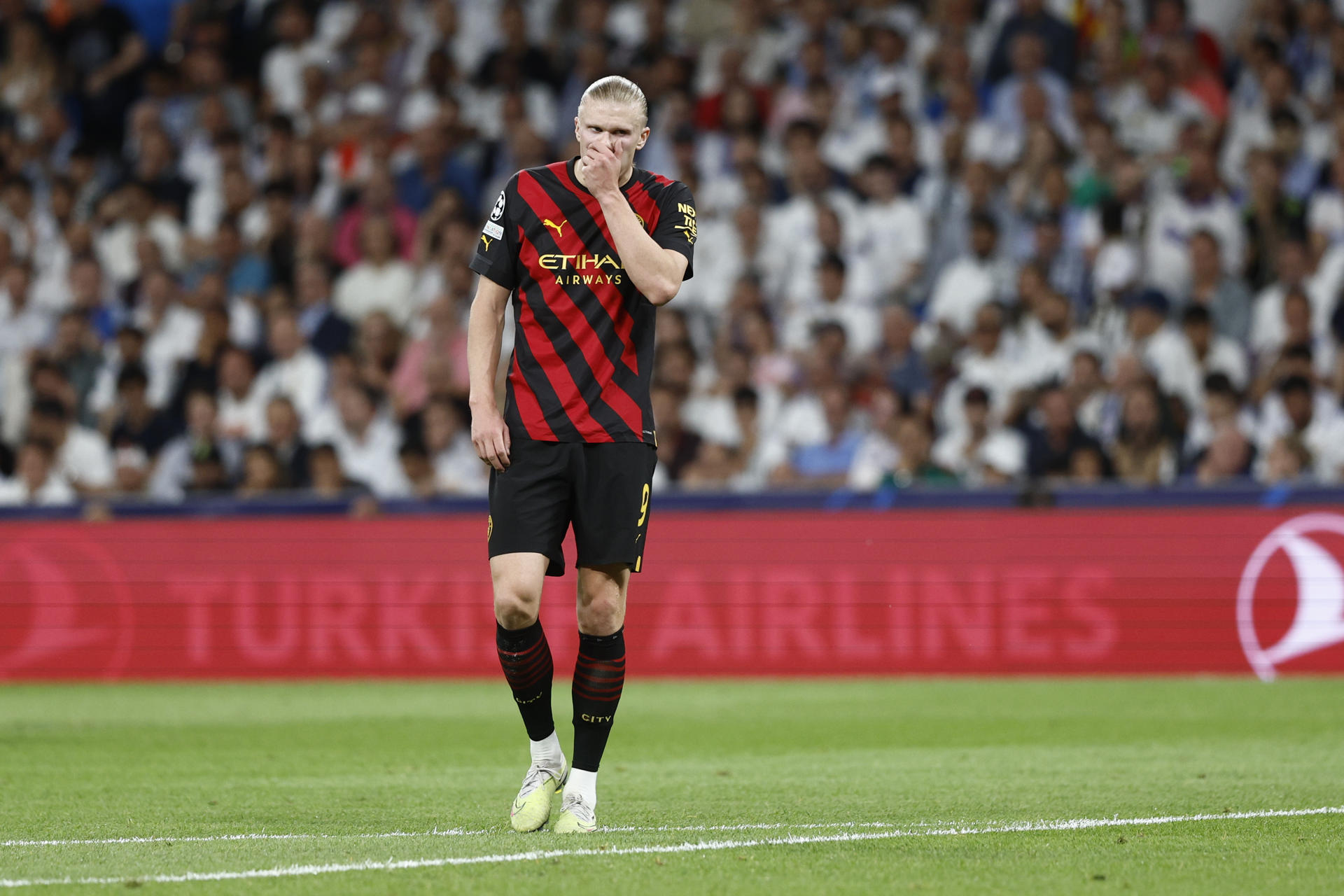 El delantero del Manchester Erling Haaland, durante el partido de ida de las semifinales de la Liga de Campeones que Real Madrid y Manchester City disputaron en el estadio Santiago Bernabéu, en Madrid. EFE/Rodrigo Jiménez