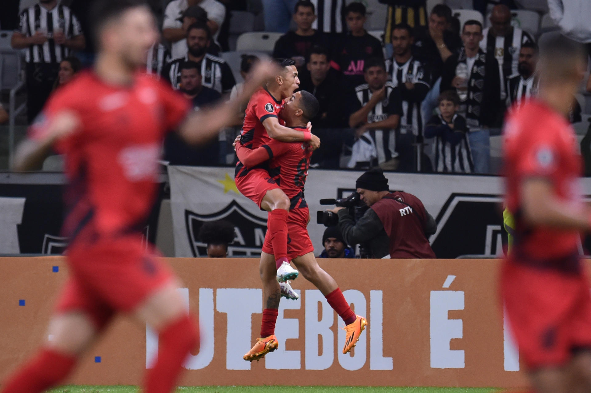 Alex Santana (d) de Paranaense celebra su gol hoy, en un partido de la fase de grupos la Copa Libertadores entre Atlético Mineiro y Athletico Paranaense en el estadio Minerao en Belo Horizonte (Brasil). EFE/ Yuri Edmundo
