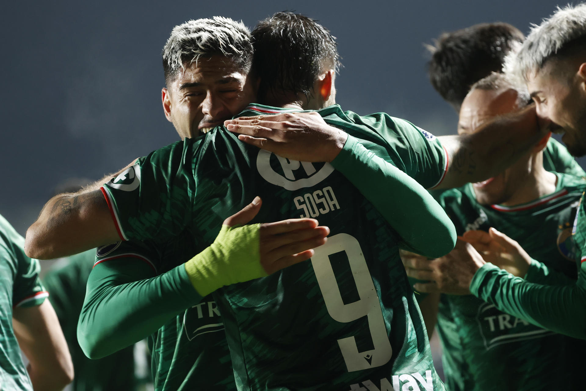 Jugadores del Audax Italiano de Chile fueron registrados este miércoles, 24 de mayo, al celebrar un gol que le marcaron al Santos de Brasil, durante un partido del Grupo E de la Copa Sudamericana, en el Estadio El Teniente, en Rancagua (Chile). EFE/Elvis González 