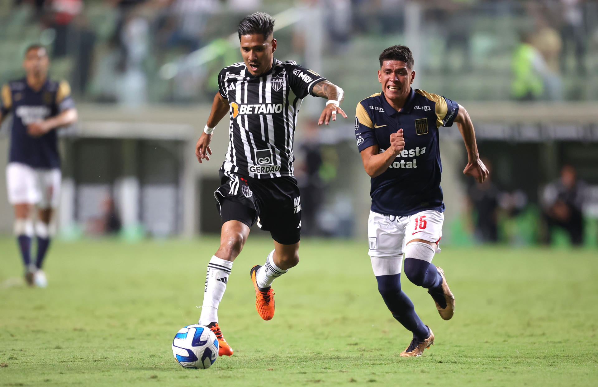 Zaracho (i) de Atlético Mineiro disputa el balón con Jesús Castillo de Alianza Lima hoy, durante un partido de la fase de grupos de la Copa Libertadores, en el estadio Raimundo Sampaio en Belo Horizonte (Brasil). EFE/Yuri Edmundo 