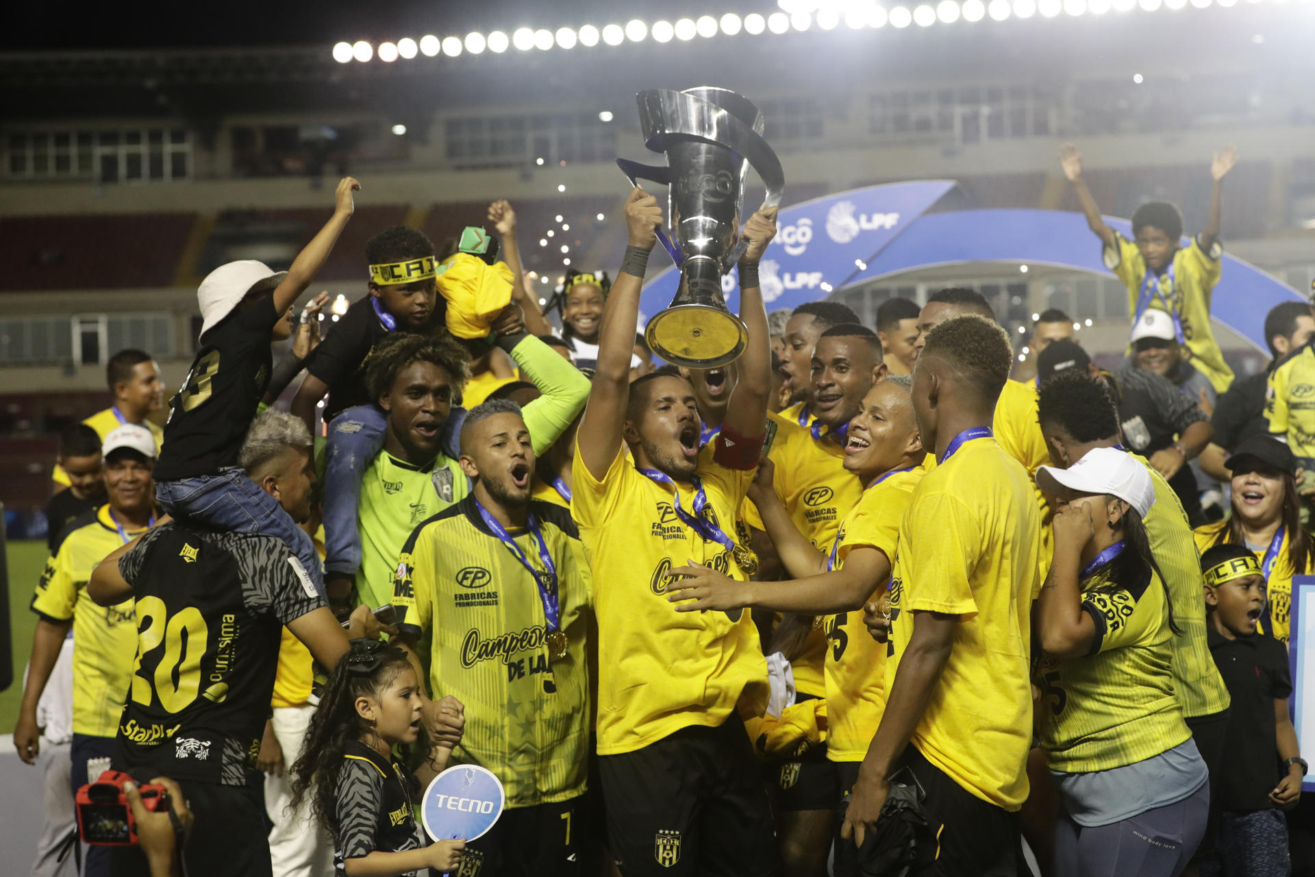 Jugadores de Club Atlético Independiente (CAI) celebran al ganar la final de la Liga Panameña de Fútbol hoy, luego de vencer a Tauro FC en el estadio Rommel Fernández en Ciudad de Panamá (Panamá). EFE/ Bienvenido Velasco