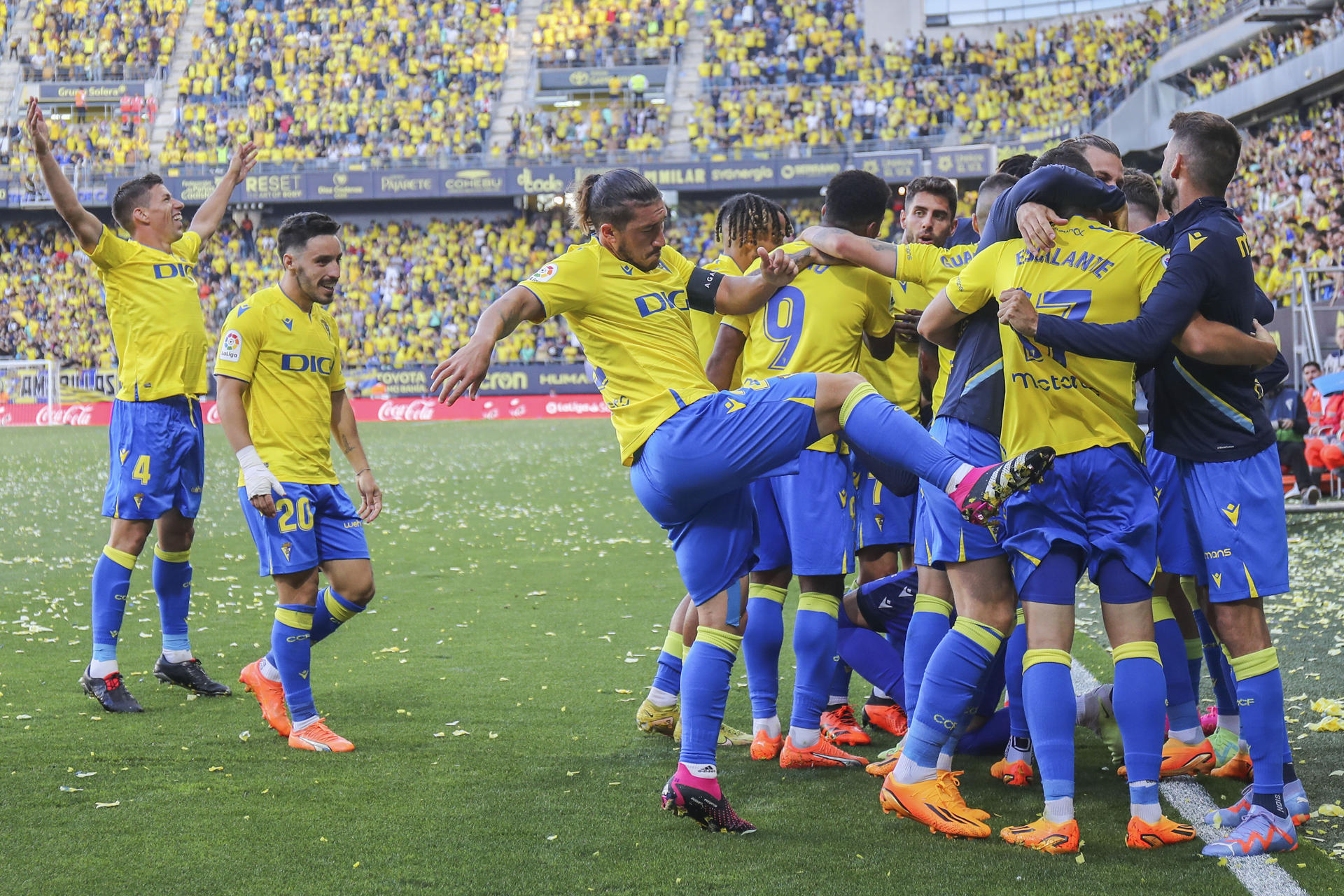 Los jugadores del Cádiz celebran su primer gol durante el partido de Liga que enfrenta al Cádiz CF y al RC Celta de Vigo en el estadio Nuevo Mirandilla. EFE/Román Ríos