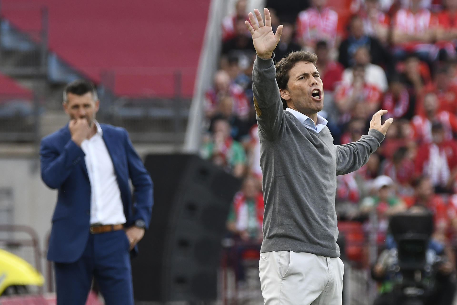 El entrenador de la UD Almería, Joan Frances Ferrer " Rubi", durante el encuentro correspondiente a la jornada 37 de Primera División en el Power Horse Stadium de Almería. EFE / Carlos Barba 