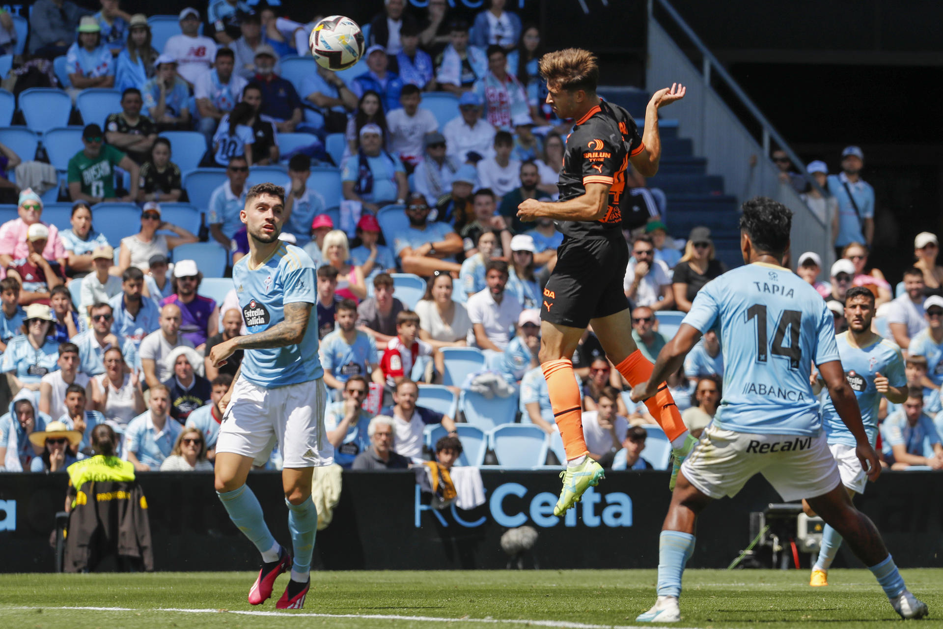 Alberto Marí cabecea el gol de la victoria del Valencia en Balaídos. EFE / Salvador Sas