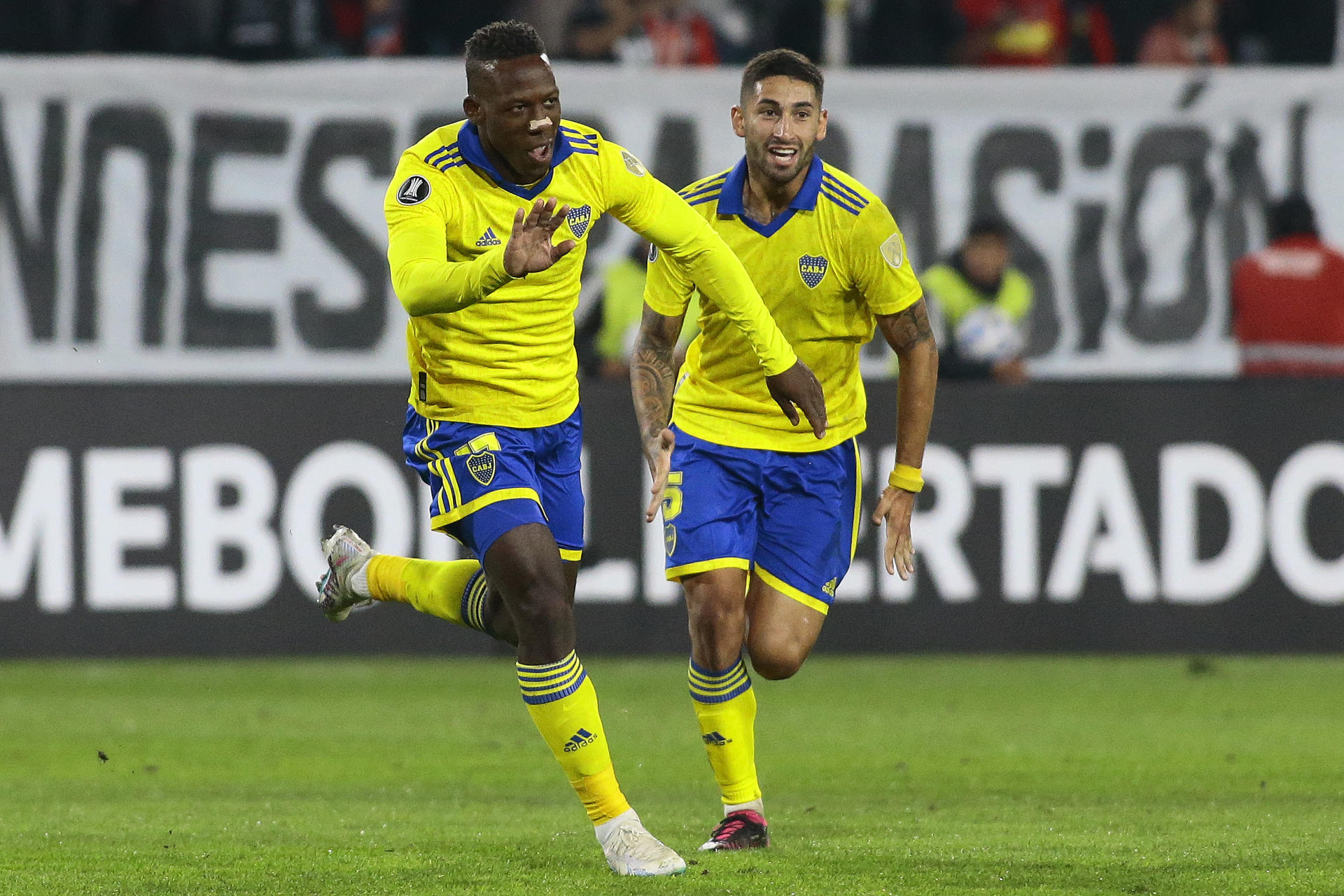 Luis Advíncula (i), del Boca Juniors de Argentina, fue registrado este miércoles, 3 de mayo, al celebrar un gol que le anotó al Colo Colo de Chile, durante un partido del Grupo F de la Copa Libertadores, en el estadio Monumental, en Santiago de Chile. EFE/Osvaldo Villarroel