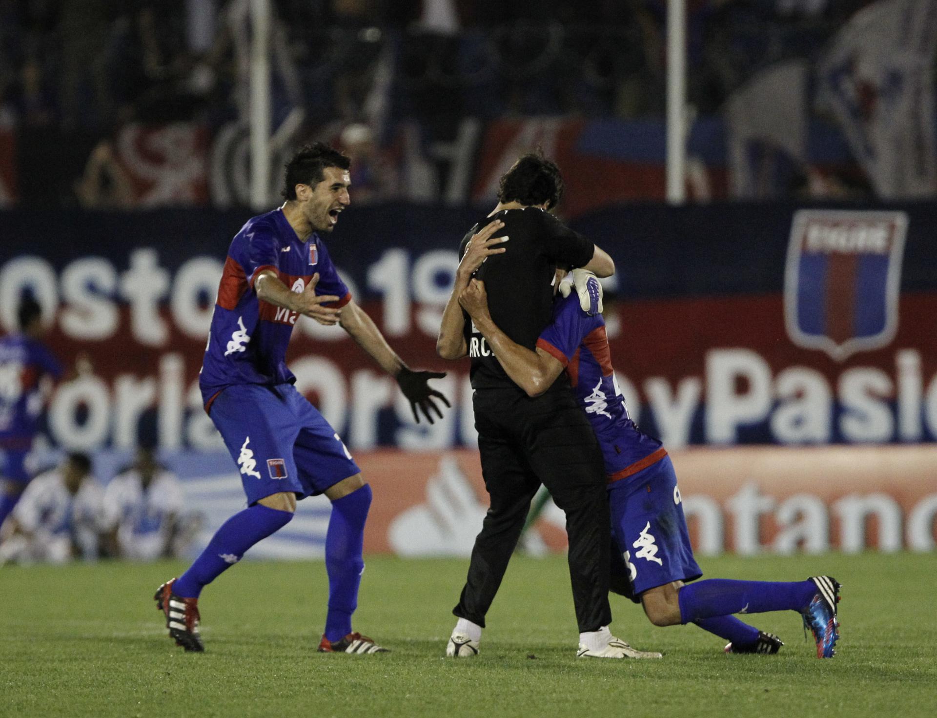 Tigre de Argentina golea a domicilio 0-3 al Puerto Cabello de Venezuela y se acerca al líder Sao Paulo, en partido de la tercera jornada del grupo D de la Copa Sudamericana. En la imagen un registro de archivo de otra de las celebraciones del Tigre argentino. EFE/Leo La Valle