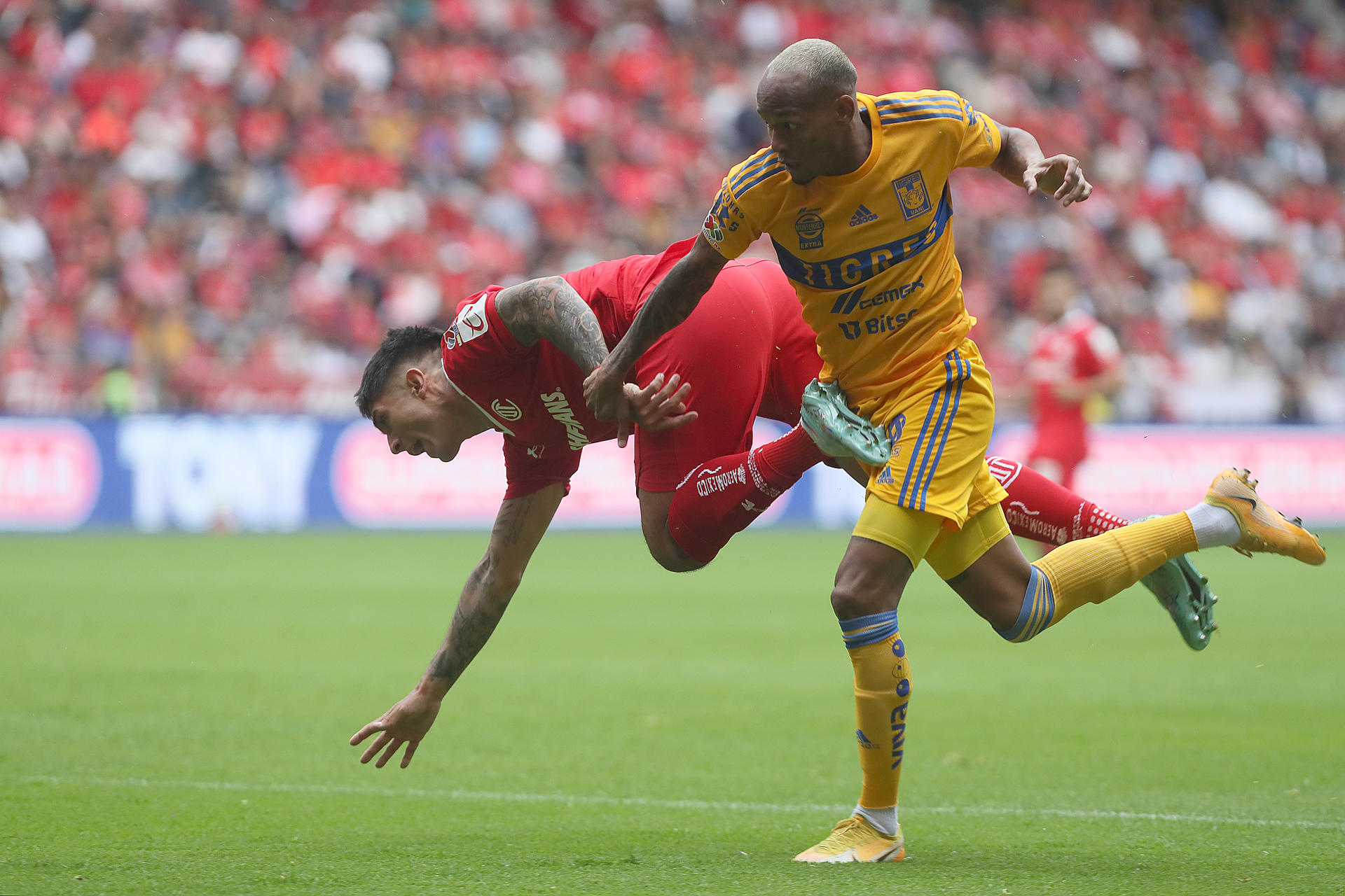 Valber Huerta (i) del Toluca en acción con Luis Quiñones (d) de Tigres, durante un partido entre Toluca y Tigres por los cuartos de final del torneo Clausura 2023 de la Liga MX hoy, en el estadio Nemesio Diez, en Toluca (México). EFE/Alex Cruz