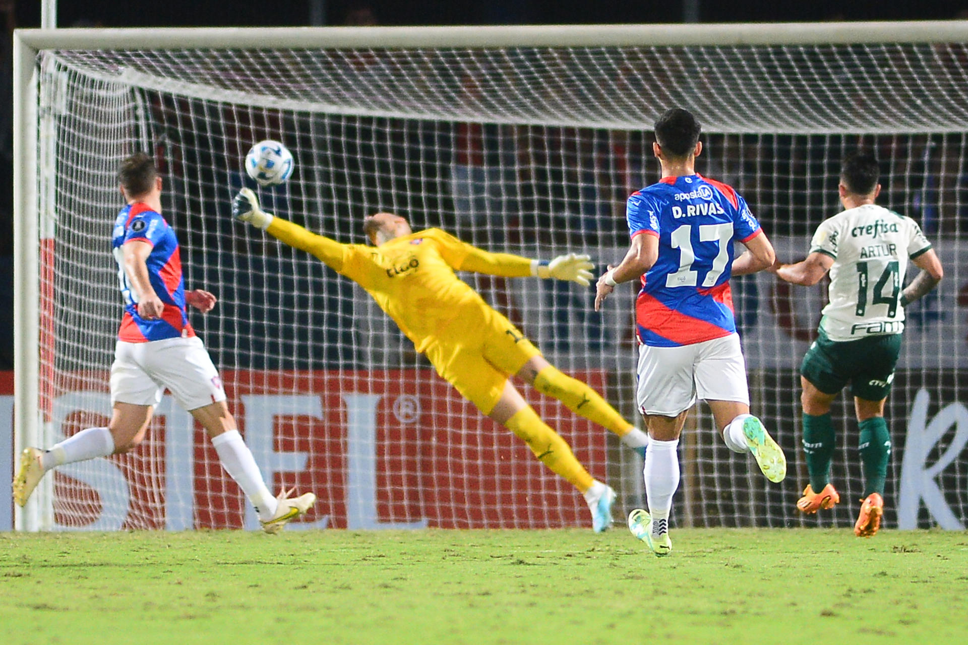 Jean Paulo Fernandes (c), arquero de Cerro Porteño de Paraguay, fue registrado este miércoles, 24 de mayo, al recibir un gol disparado por Artur (d), de Palmeiras de Brasil, durante un partido del grupo C de la Copa Libertadores, en el estadio General Pablo Rojas, en Asunción (Paraguay). EFE/Daniel Piris