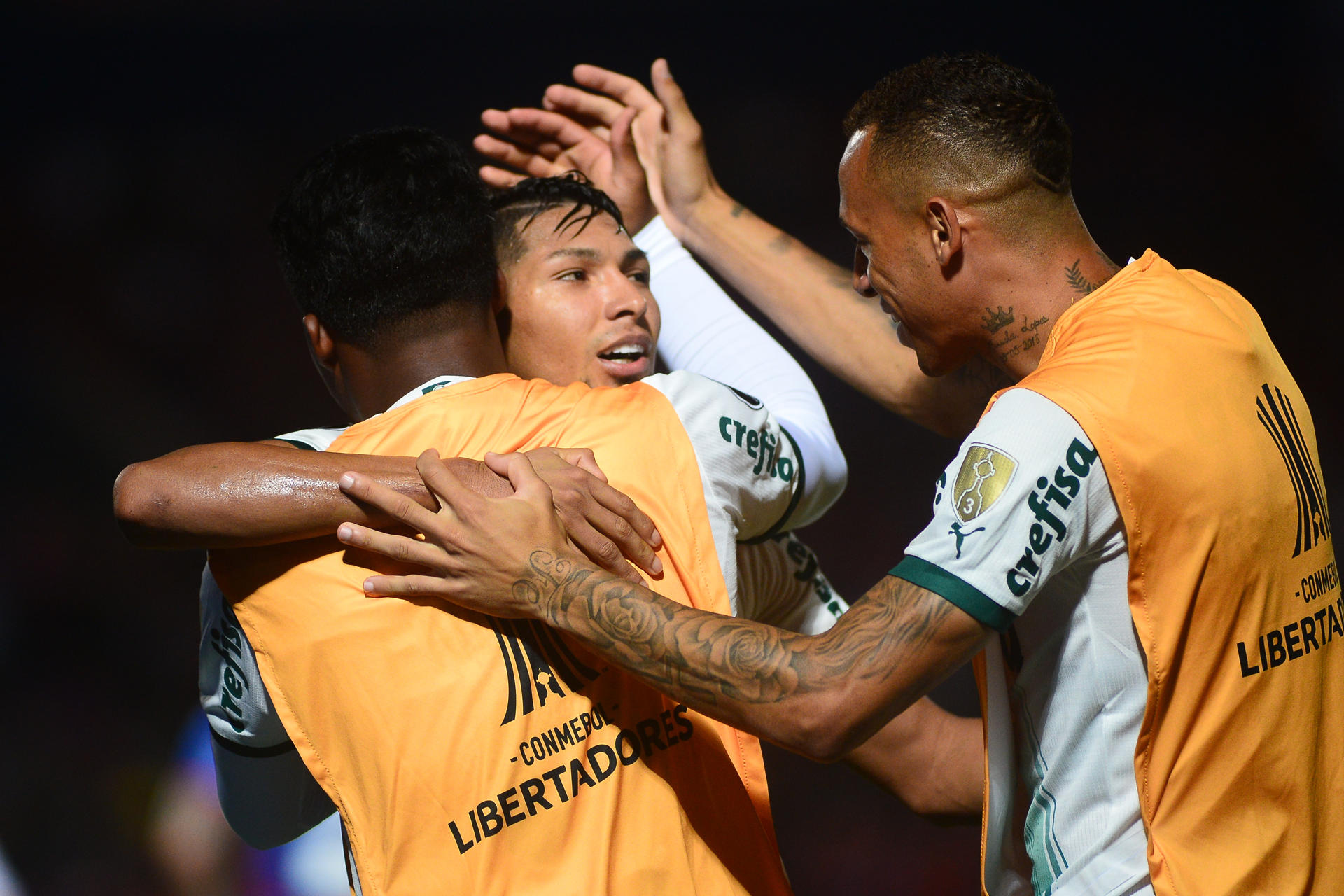 Rony (c), de Palmeiras, fue registrado este miércoles, 24 de mayo, al celebrar, con un par de compañeros suplentes, un gol que le anotó al Cerro Porteño de Paraguay, durante un partido del grupo C de la Copa Libertadores, en el estadio General Pablo Rojas, en Asunción (Paraguay). EFE/Daniel Piris 