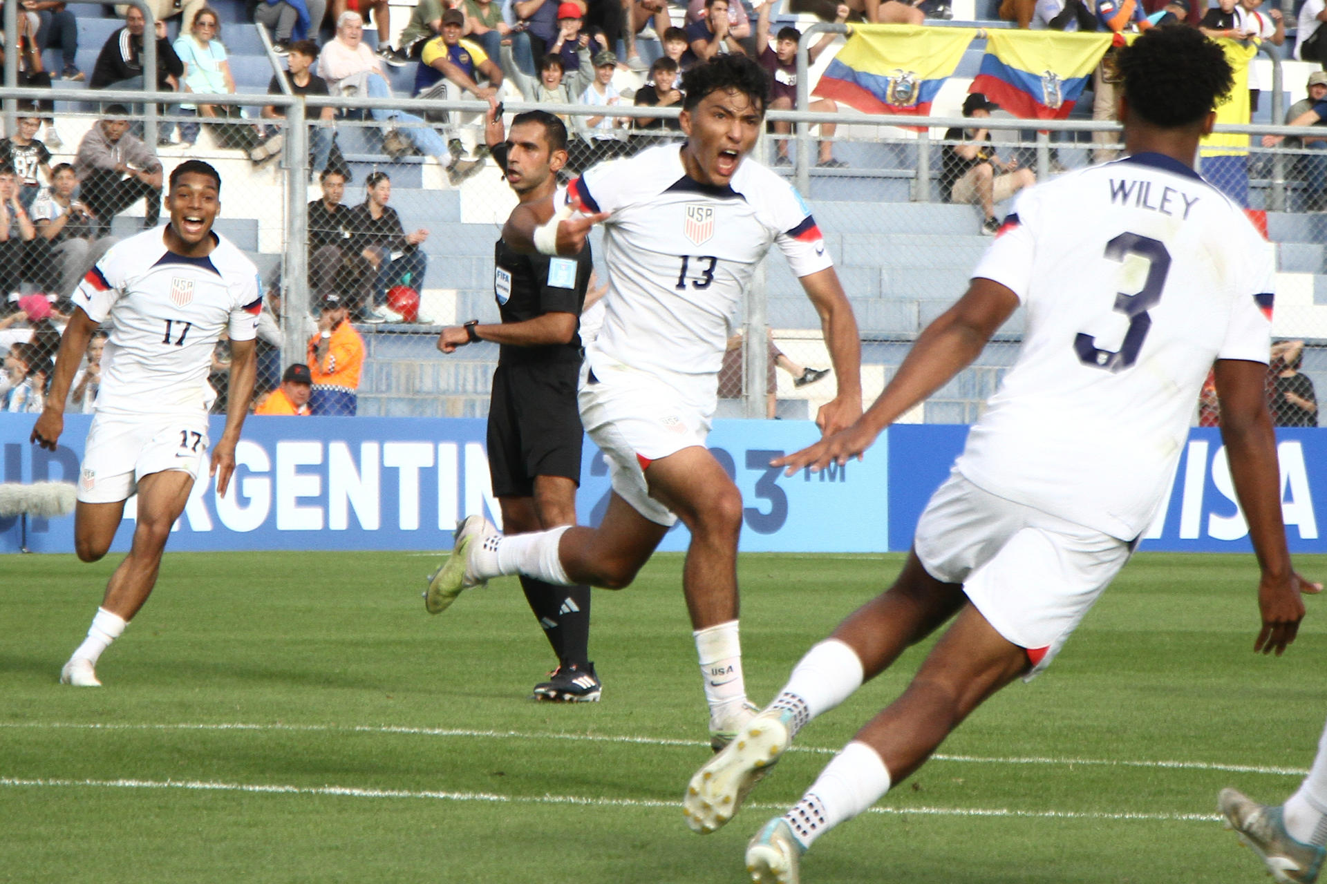 Jonathan Gómez (c) de Estados Unidos celebra un gol este 20 de mayo de 2023, en un partido del grupo B de la Copa Mundial de Fútbol sub-20 entre Estados Unidos y Ecuador en el estadio Bicentenario en San Juan (Argentina). EFE/ Marcos Urisa