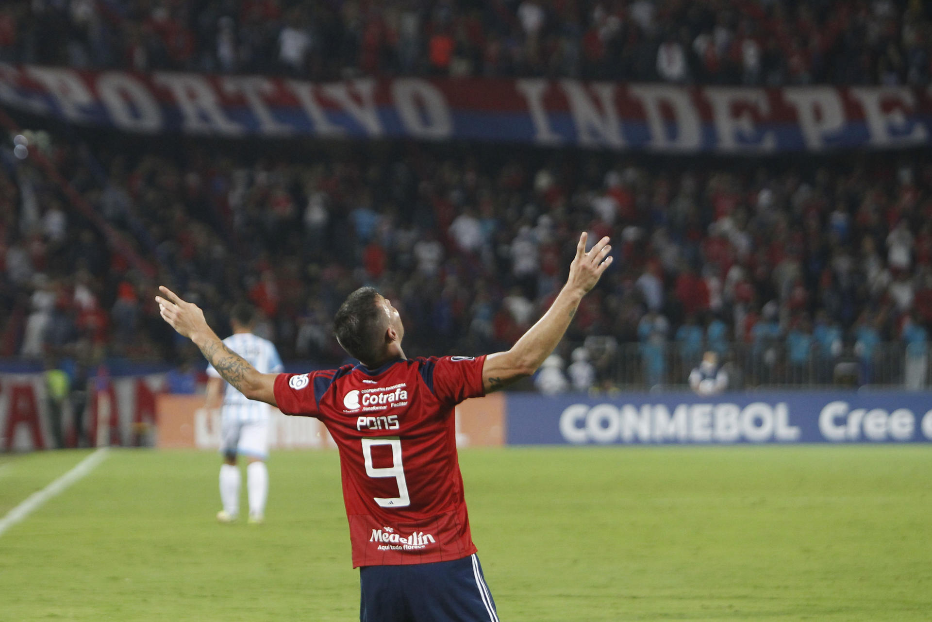 Fotografía de archivo en la que se registró al delantero argentino Luciano Pons al celebrar un gol que anotó para el Independiente Medellín. Pons marcó uno de los cuatro goles con los que su equipo se impuso 4-0 al Unión Magdalena y que le sirvió para clasificarse a los cuadrangulares semifinales del fútbol en Colombia. EFE/Luis Noriega