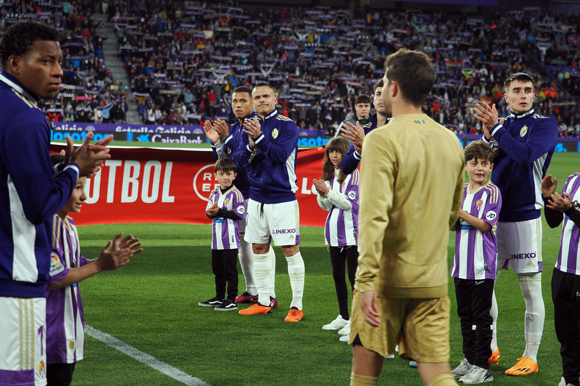 Los jugadores del Valladolid hacen el paseíllo a los jugadores del Barcelona tras proclamarse campeones de Liga, antes del partido de Liga en Primera División que Real Valladolid y FC Barcelona disputaron en el estadio José Zorrilla. EFE/R. García
