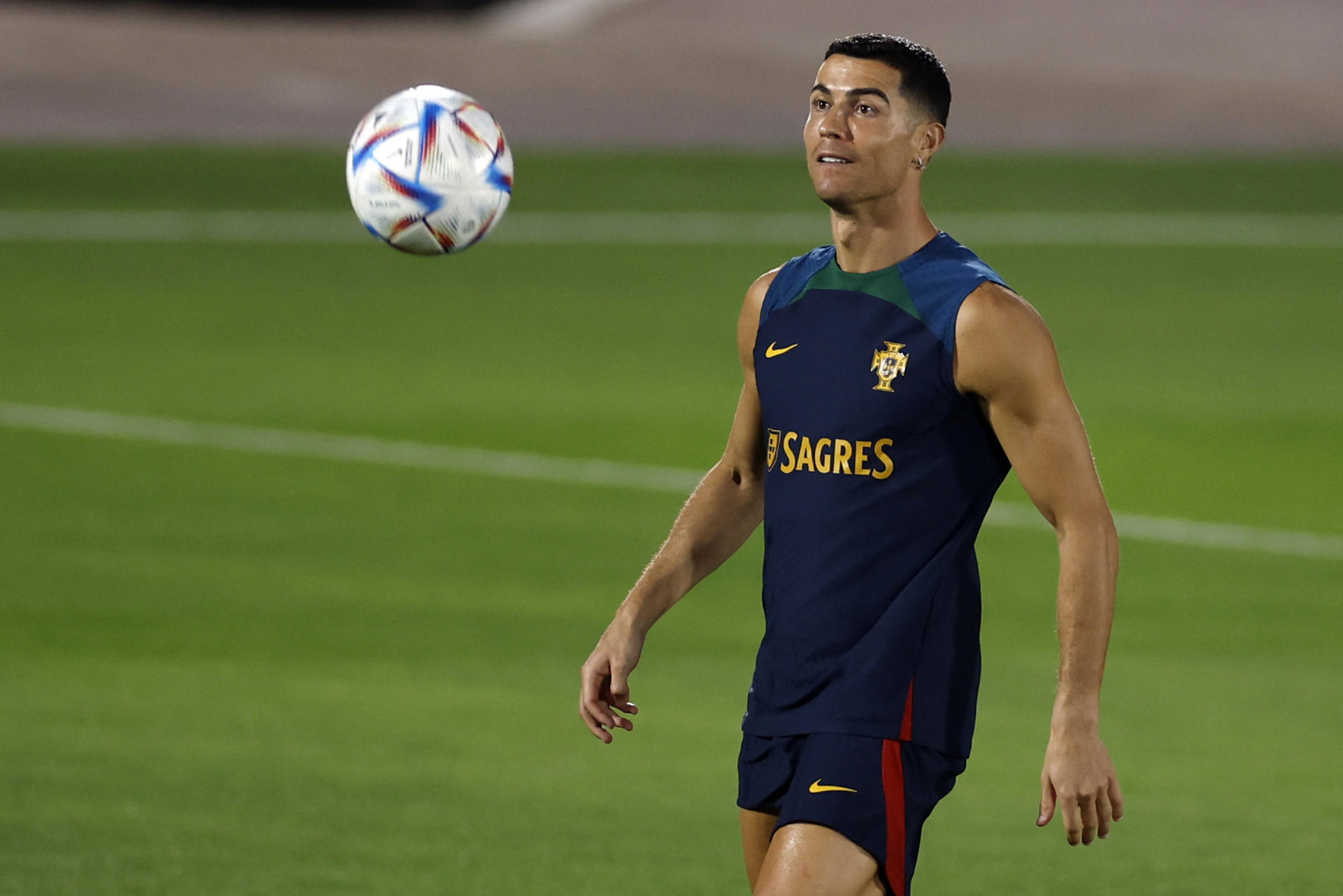 El delantero Cristiano Ronaldo, en una foto de archivo, durante un entrenamiento con la selección de Portugal. EFE/ Alberto Estévez