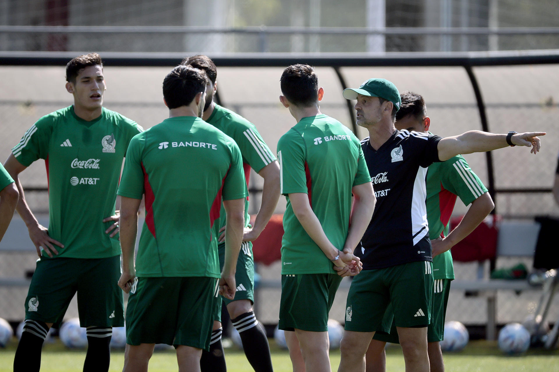 Fotografía de archivo del entrenador de la Selección Nacional de México, Diego Cocca (d), quien dirige un entrenamiento. EFE/José Méndez