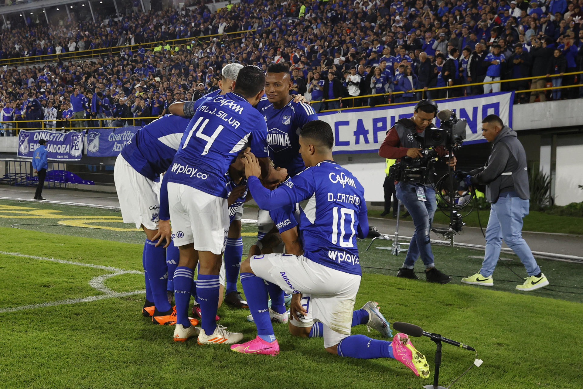 Jugadores de Millonarios de Colombia fueron registrados este miércoles, 3 de mayo, al celebrar un que le anotaron al América Mineiro de Brasil, durante un partido del grupo F de la Copa Sudamericana, en el estadio Nemesio Camacho El Campín, en Bogotá (Colombia). EFE/Mauricio Dueñas