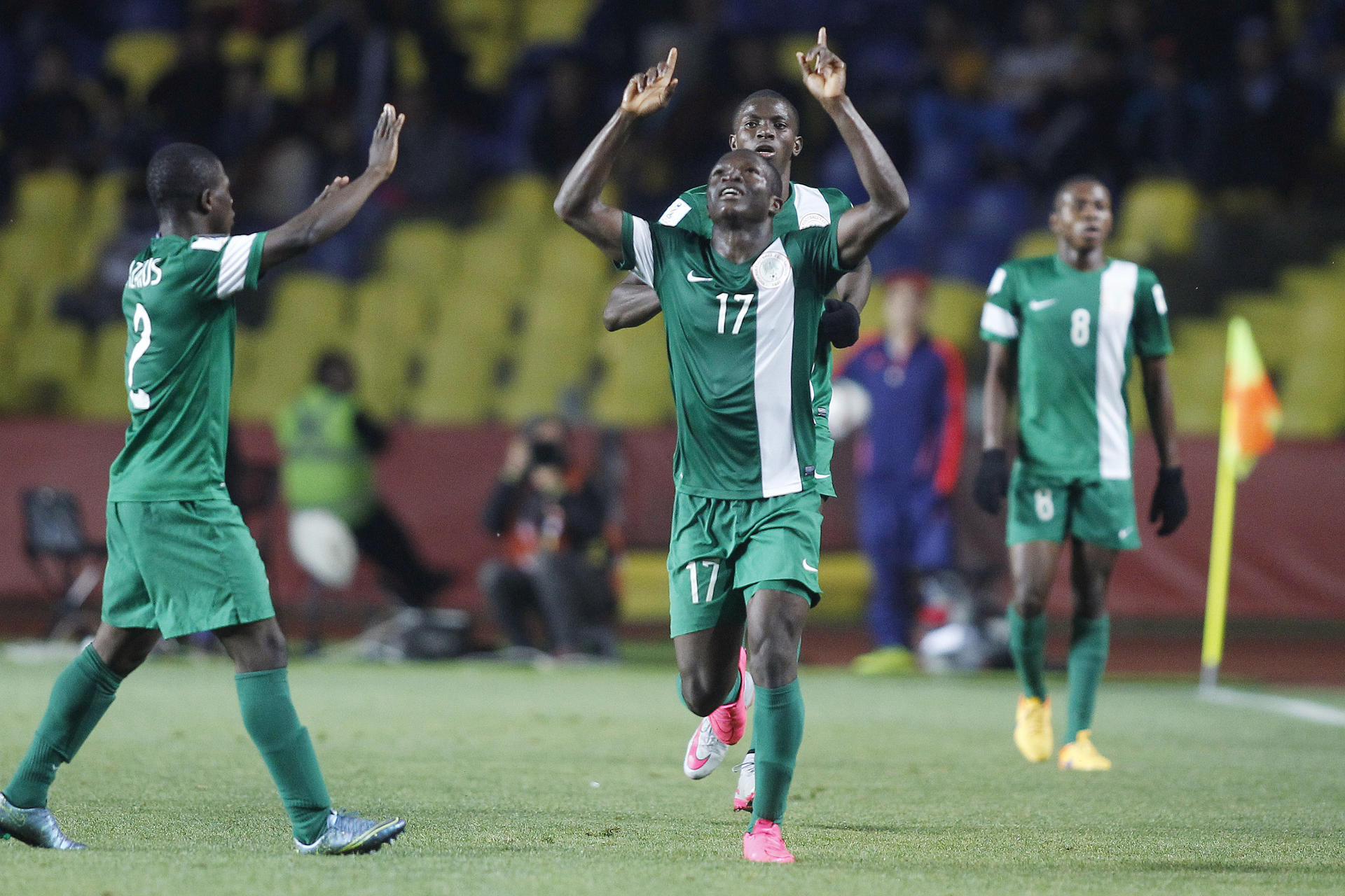 Fotografía de archivo fechada el 5 de noviembre de 2015 que muestra al jugador nigeriano Osinachi Christian Ebere (c). EFE/Marcelo Hernández