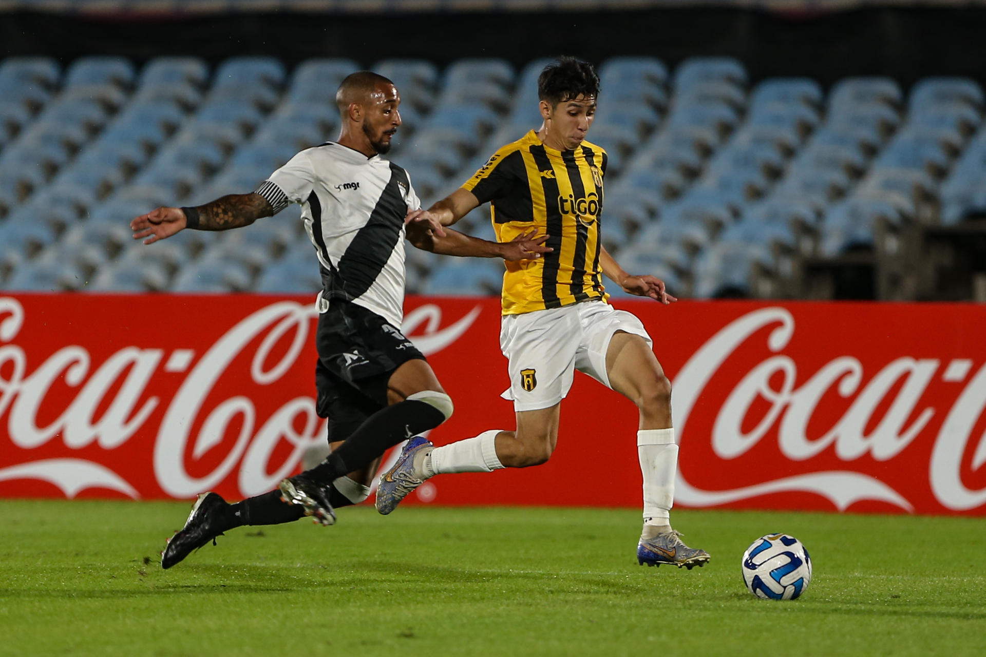 Alexis Cantero (d) de Guaraní disputa el balón con Lucas Monzón de Danubio hoy, durante el encuentro por Copa Sudamericana, en el Estadio Centenario en Montevideo (Uruguay). EFE/ Gastón Britos 