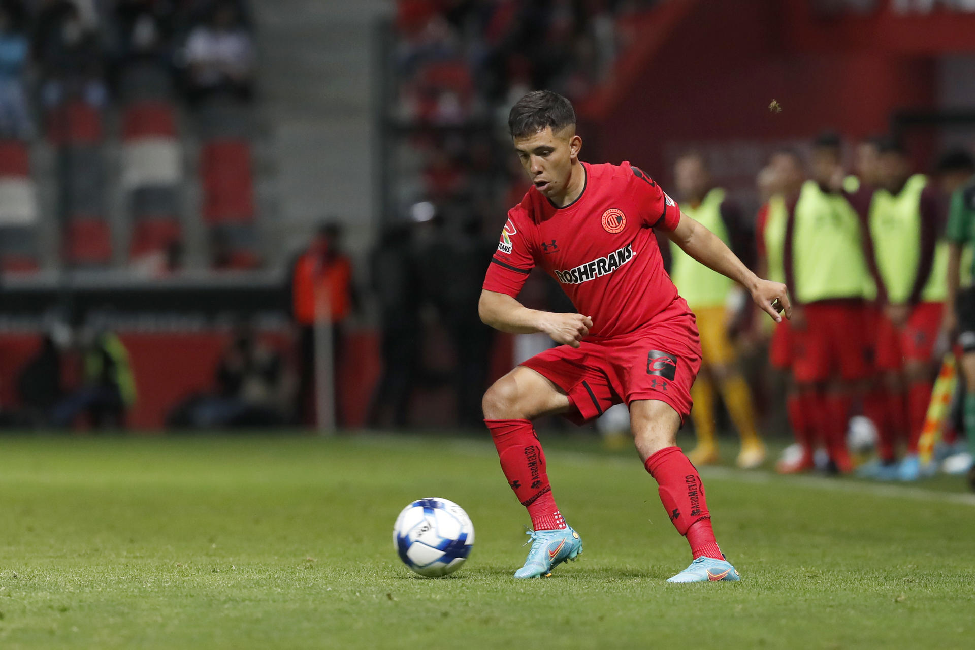 Leonardo Fernández del Toluca toma el balón durante un partido en el estadio Nemesio Diez de la ciudad de Toluca, Estado de México (México). Fotografía de archivo. EFE/Alex Cruz