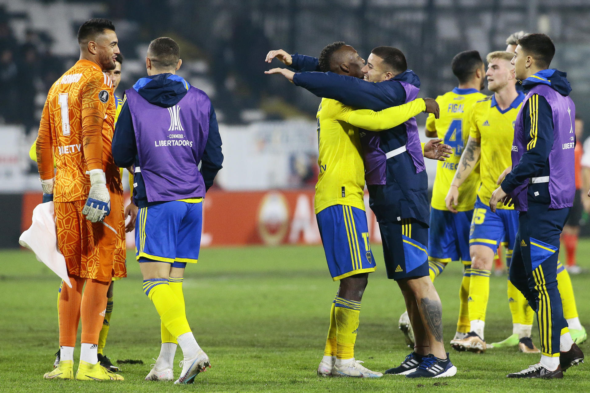 Jugadores del Boca Juniors de Argentina fueron registrados este miércoles, 3 de mayo, al celebrar su triunfo a domicilio 0-2 sobre el Colo Colo de Chile, al final de un partido del Grupo F de la Copa Libertadores, en el estadio Monumental, en Santiago de Chile. EFE/Osvaldo Villarroel 