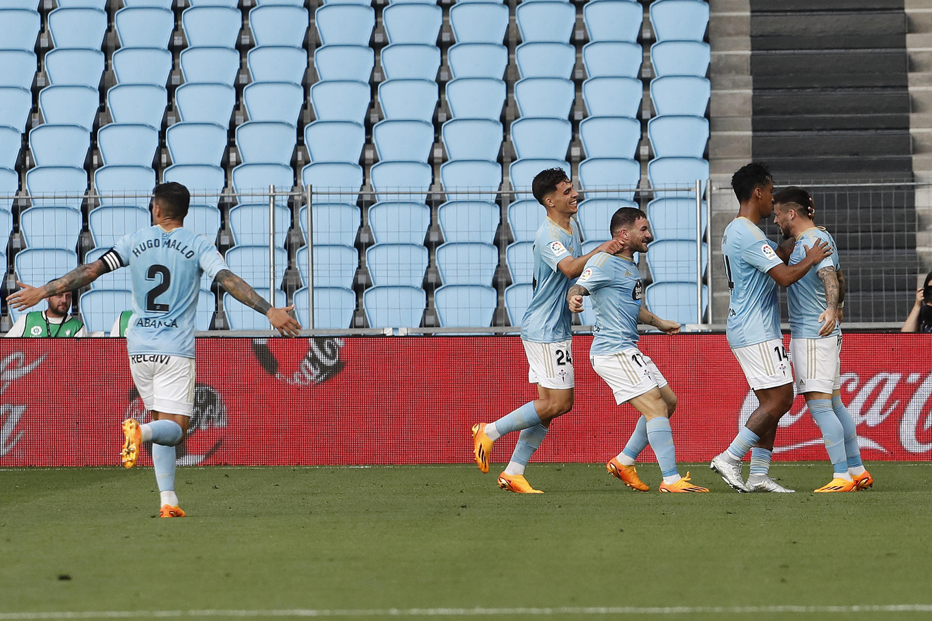 El delantero del Celta Carlos Pérez (d) celebra tras marcar ante el Girona, durante el partido de Liga en Primera División que Celta de Vigo y Girona FC disputaron en el estadio de Balaídos. EFE/Salvador Sas
