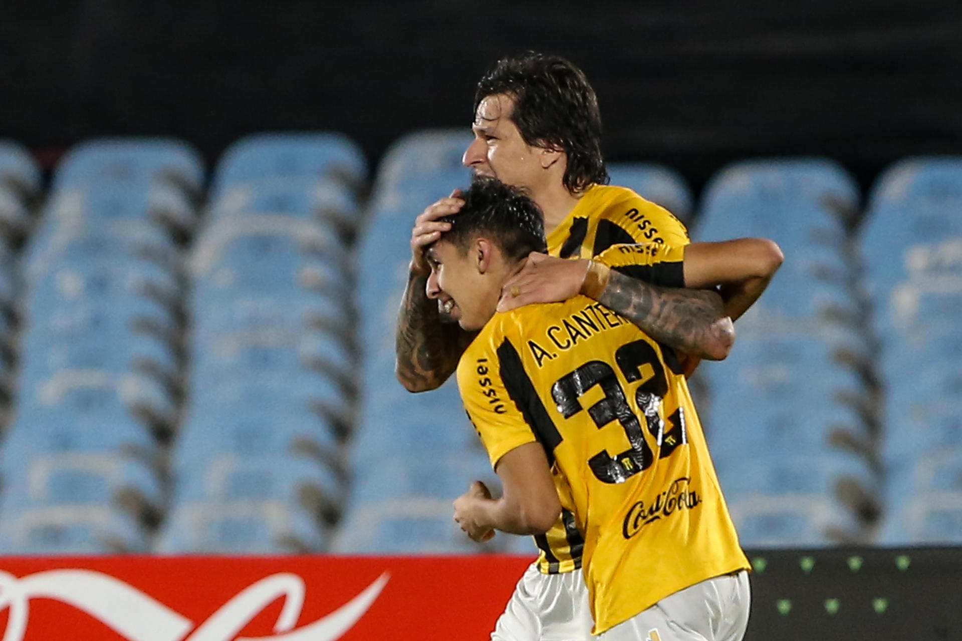 Alexis Cantero (adelante) de Guaraní festeja su gol ante Danubio hoy, durante el encuentro por Copa Sudamericana, en el Estadio Centenario en Montevideo (Uruguay). EFE/ Gastón Britos