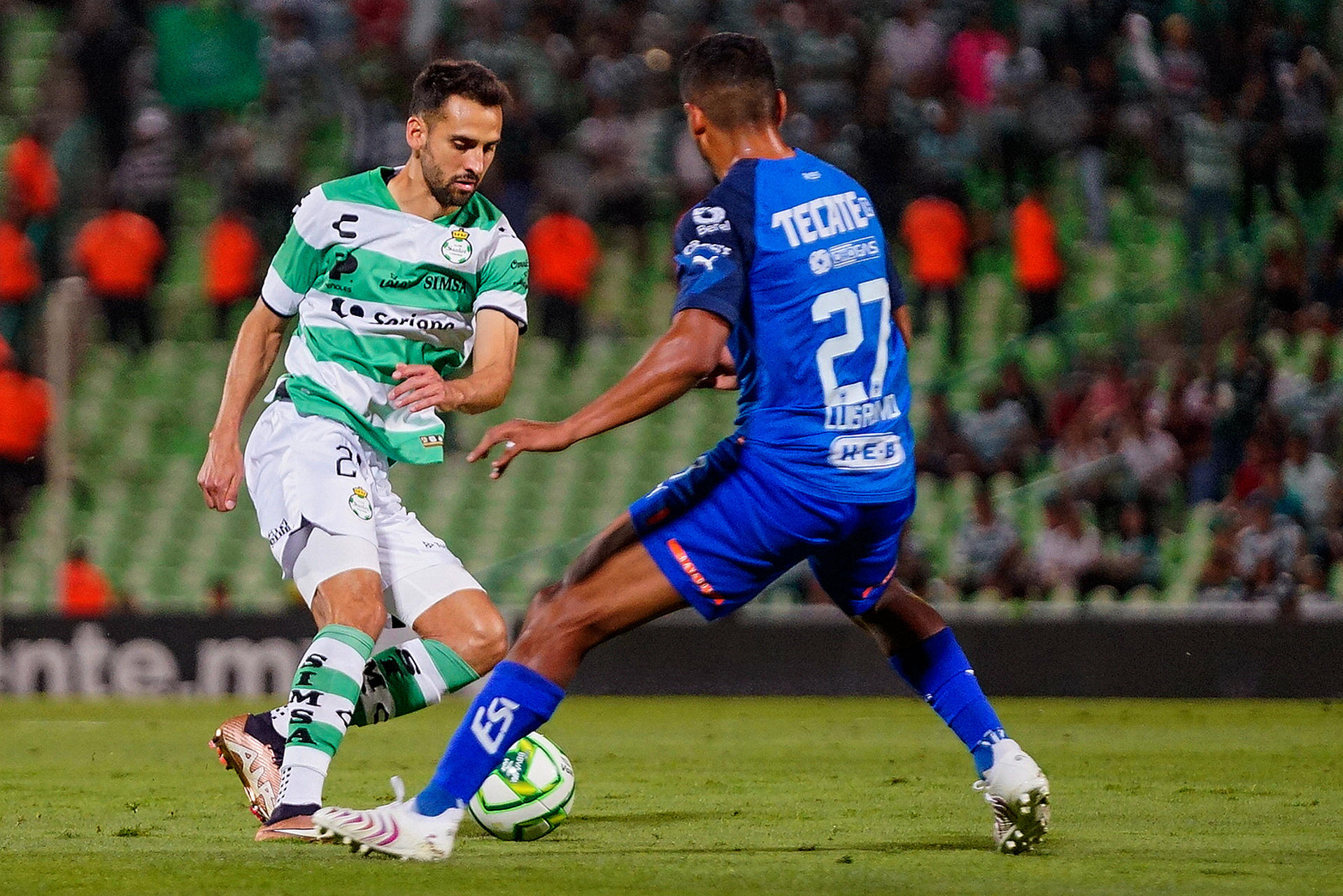 Raúl López (i) del Santos Laguna disputa hoy el balón con Luis Romo del Monterrey, durante un partido por los cuartos de final del torneo Clausura 2023 de la Liga MX, en el estadio Corona en Torreón (México). EFE/Víctor Cruz