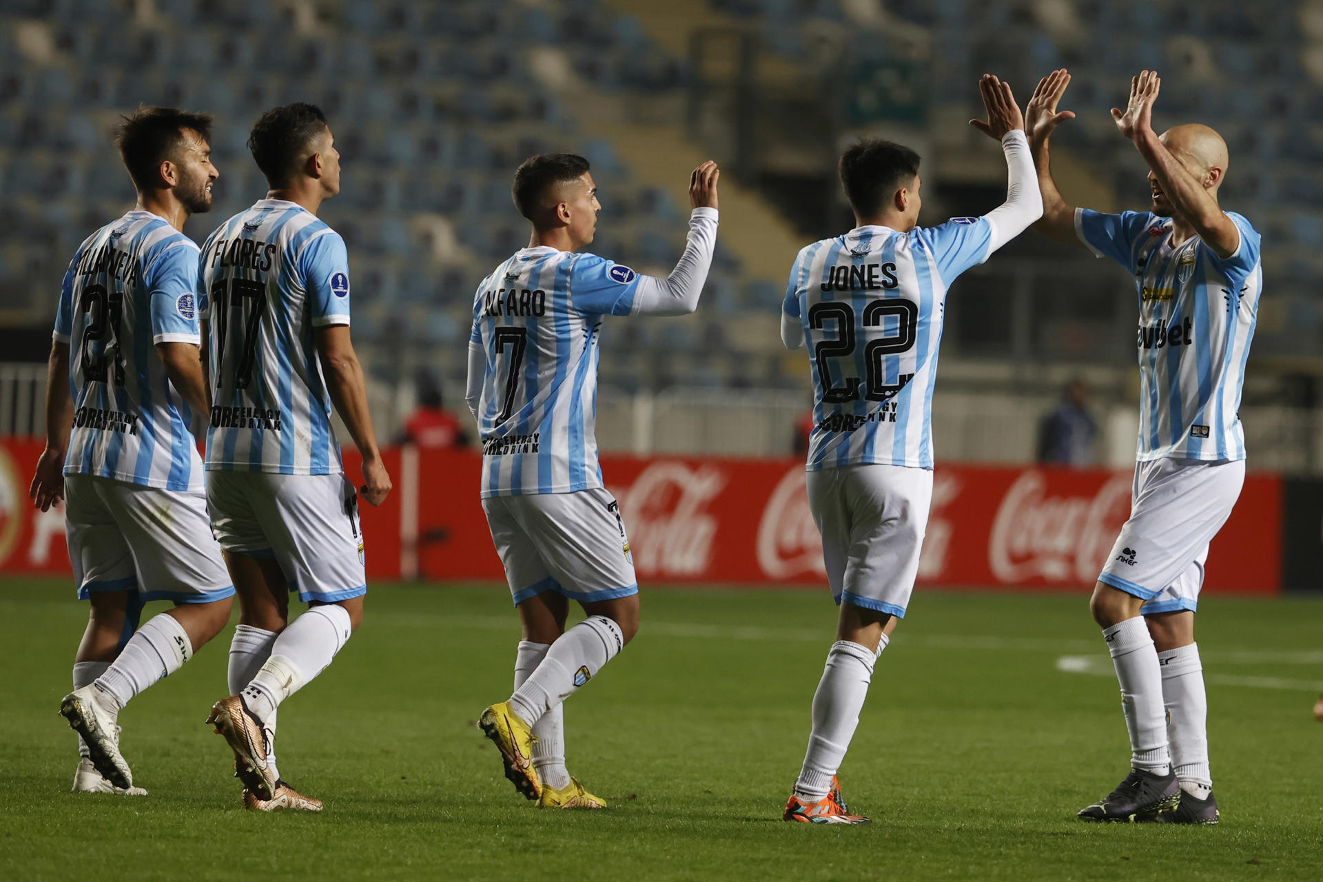 Jugadores del Magallanes de Chile fueron registrados este martes, 2 de mayo, al celebrar un gol que le anotaron a la Universidad César Vallejo de Perú, durante un partido del grupo A de la Copa Sudamericana, en el estadio El Teniente, en Rancagua (Chile). EFE/Elvis González