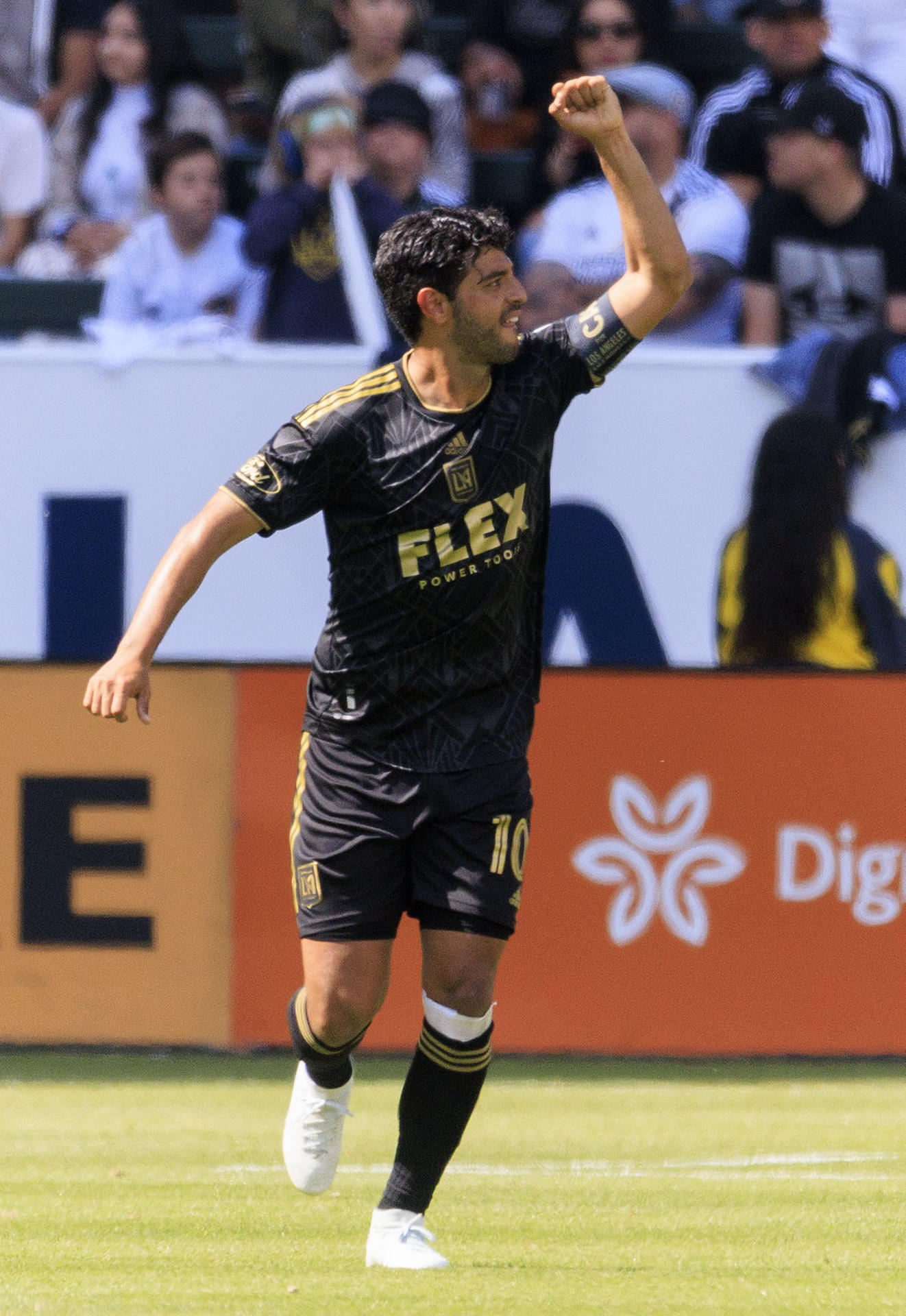 OFICIAL: Carlos Vela se queda en Los Angeles FC