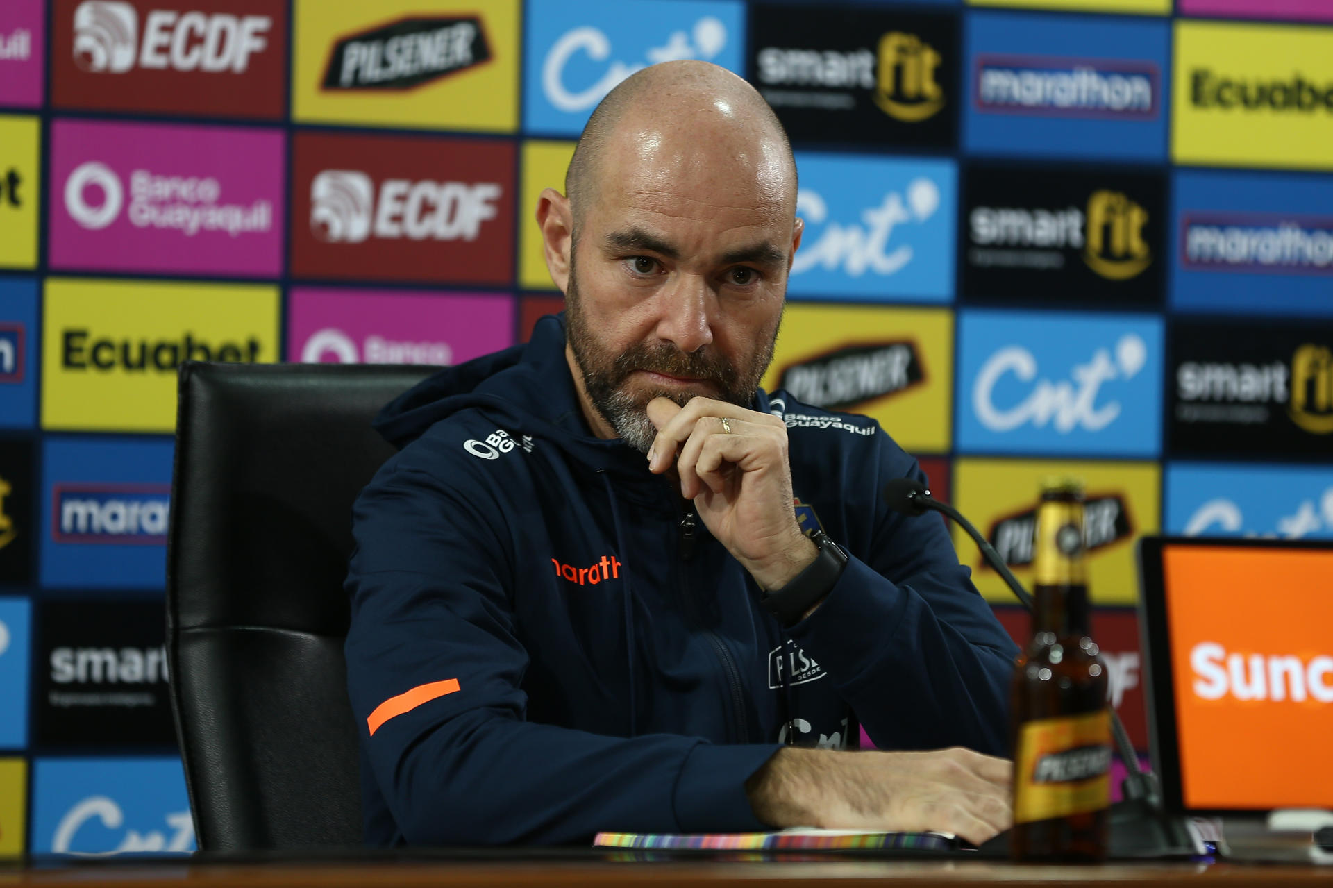 El entrenador de la selección de Ecuador, el español Félix Sánchez, ofrece una rueda de prensa hoy, en Quito (Ecuador). El seleccionador de Ecuador, el español Félix Sánchez, afirmó este viernes tras concluir una primera gira de visitas a clubes ecuatorianos que se ha encontrado "un país muy de fútbol, que se vive con mucha intensidad", donde "hay mucho potencial" y la gente está "muy ilusionada con su selección". EFE/ José Jácome