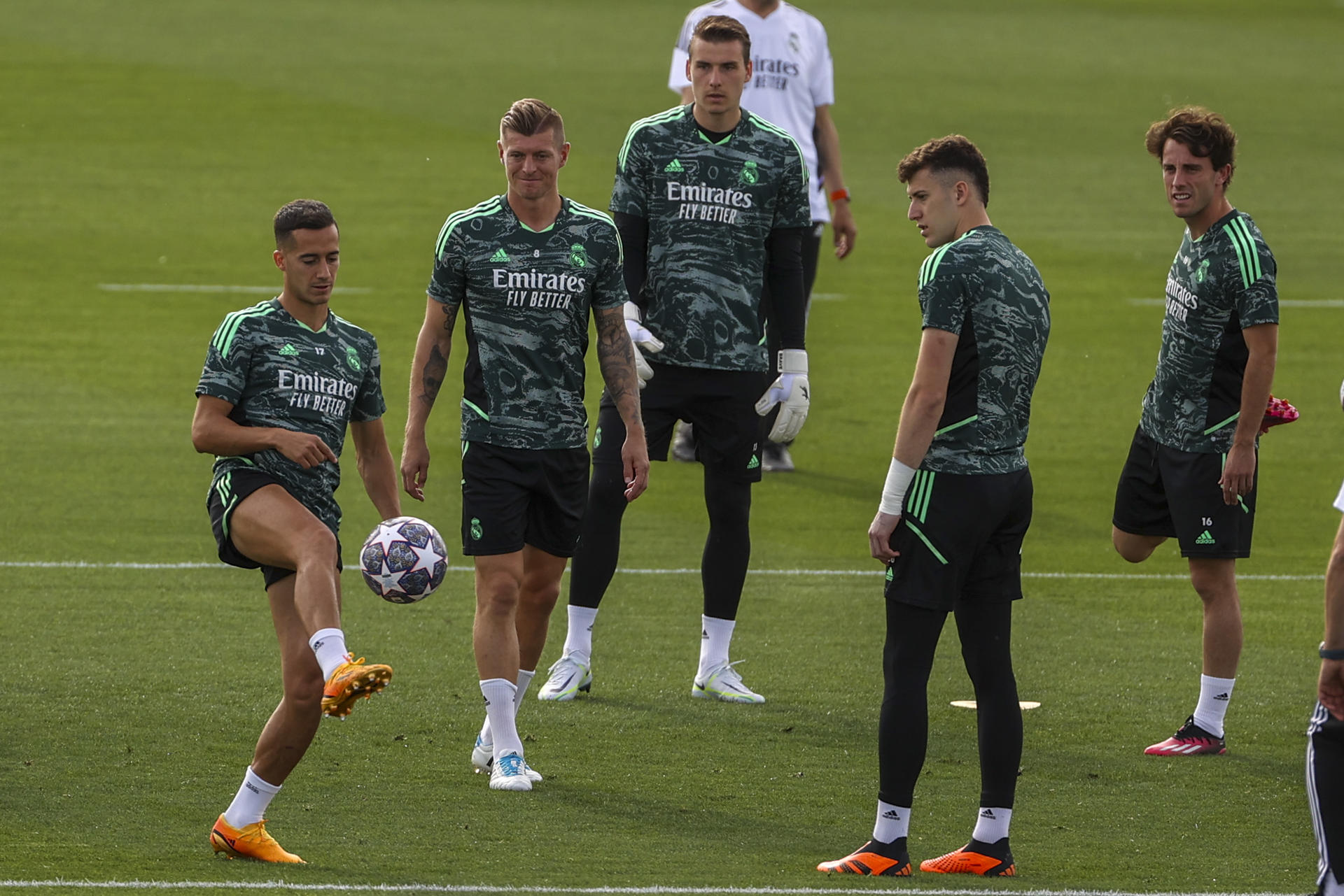 El centrocampista alemán del Real Madrid Toni Kroos (2i), el defensaLucas Vázquez (i), este lunes durante el entrenamiento en la Ciudad Deportiva de Valdebebas, previo al partido que les enfrentará mañana al Manchester City, encuentro de semifinales de la Liga de Campeones. EFE/ Kiko Huesca 