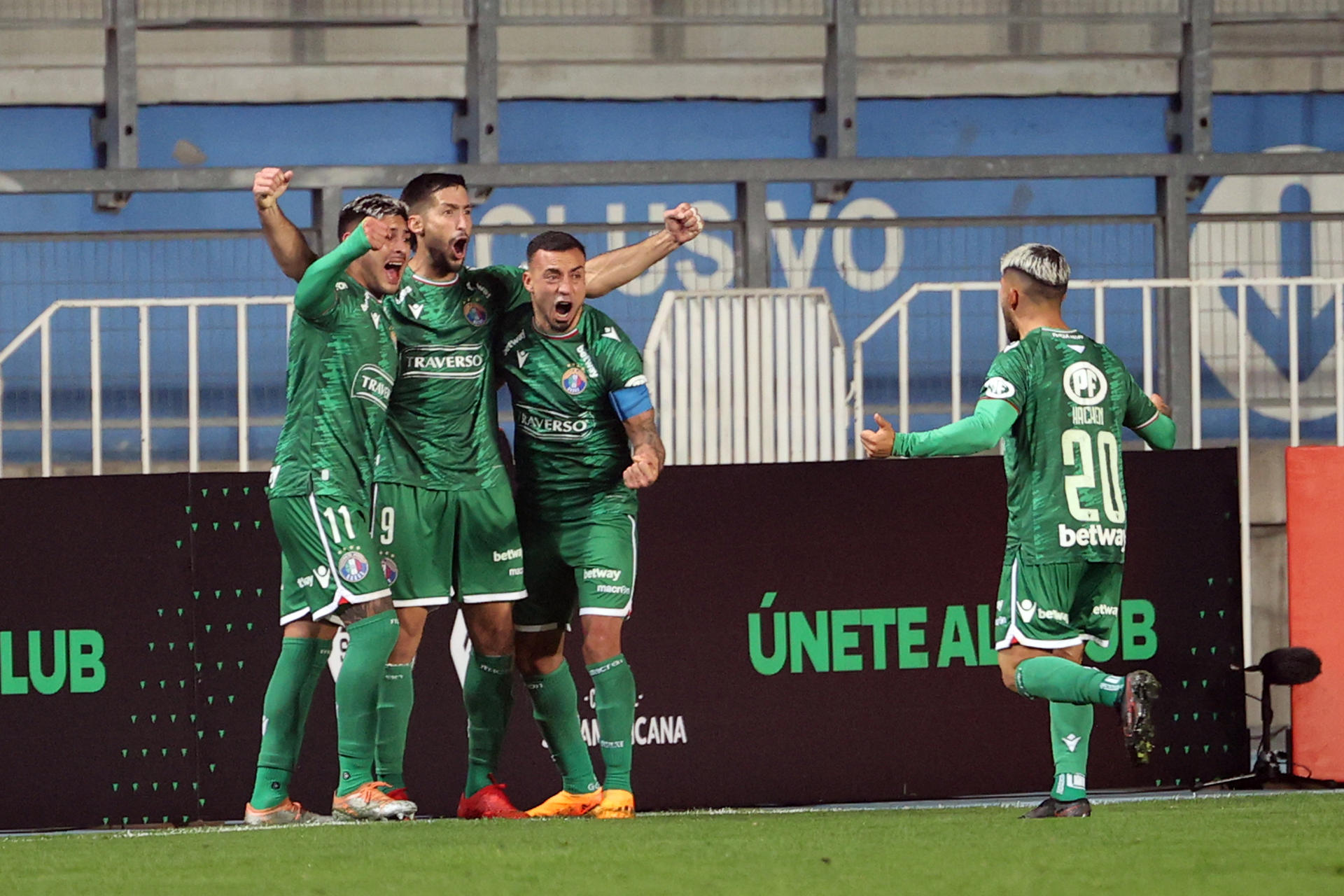 Jugadores del Audax Italiano de Chile fueron registrados este miércoles, 24 de mayo, al celebrar un gol que le marcaron al Santos de Brasil, durante un partido del Grupo E de la Copa Sudamericana, en el Estadio El Teniente, en Rancagua (Chile). EFE/Elvis González