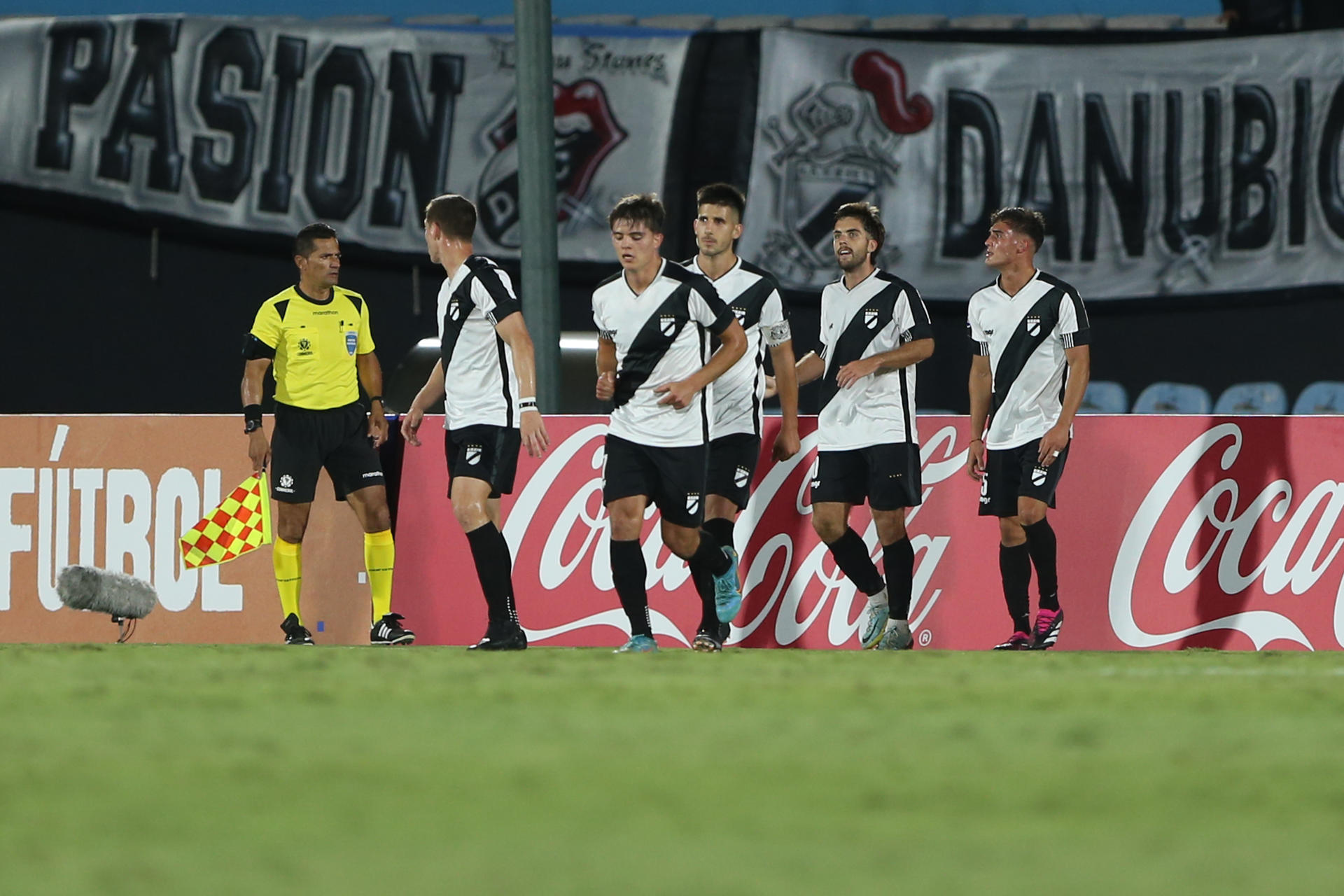 Jugadores de Danubio celebran un gol. Foto de archivo. EFE/ Gastón Britos