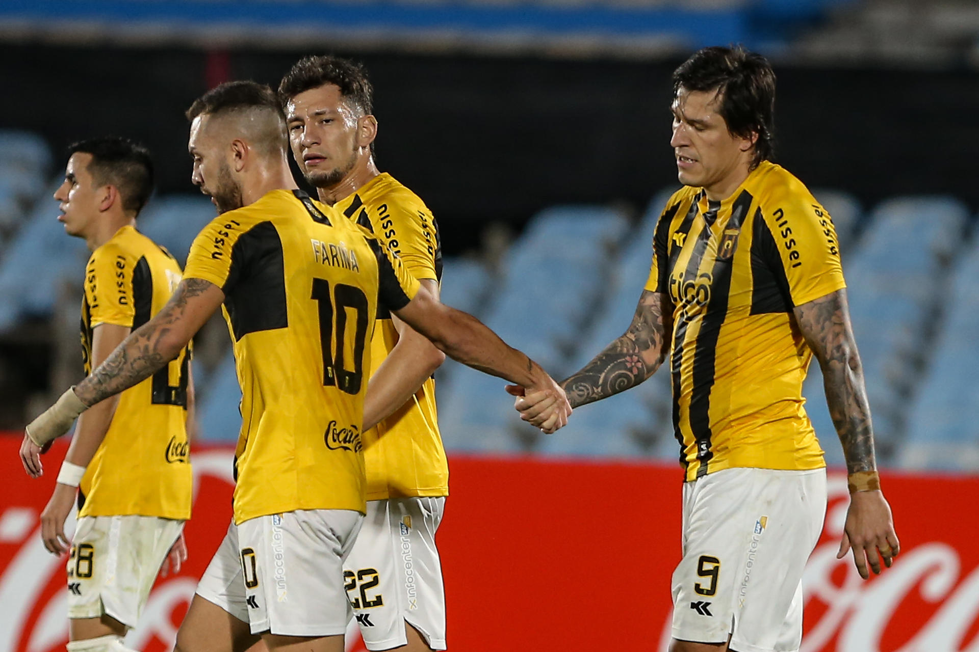 Federico Santander (d) de Guarani celebra un gol ante Danubio hoy, durante el encuentro por Copa Sudamericana, en el Estadio Centenario en Montevideo (Uruguay). EFE/ Gastón Britos 