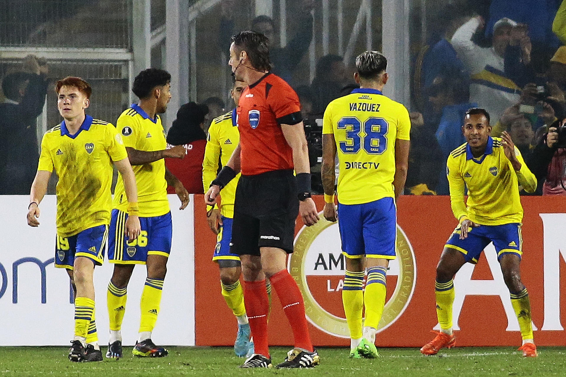 Sebastián Villa (d), del Boca Juniors de Argentina, fue registrado este miércoles, 3 de mayo, al celebrar, con varios compañeros, un gol que le anotó al Colo Colo de Chile, durante un partido del Grupo F de la Copa Libertadores, en el estadio Monumental, en Santiago de Chile. EFE/Osvaldo Villarroel 