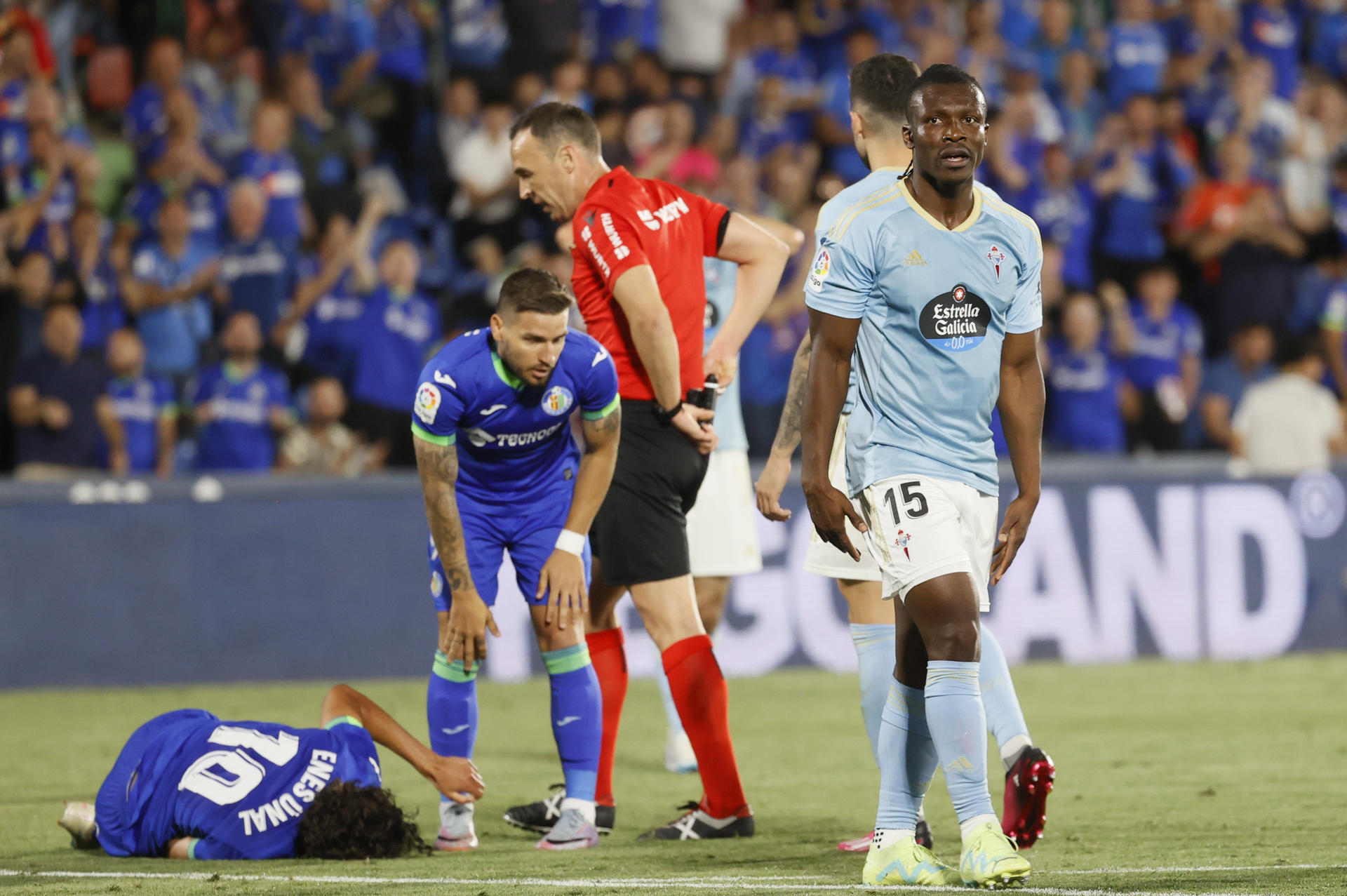 El defensa ghanés del Celta Joseph Aidoo (d) es expulsado tras una entrada sobre Enes Ünal, durante el encuentro correspondiente a la jornada 33 de Liga en Primera División que Getafe CF y Celta de Vigo disputaron en el Coliseum Alfonso Pérez, en Getafe. EFE/ Mariscal. 