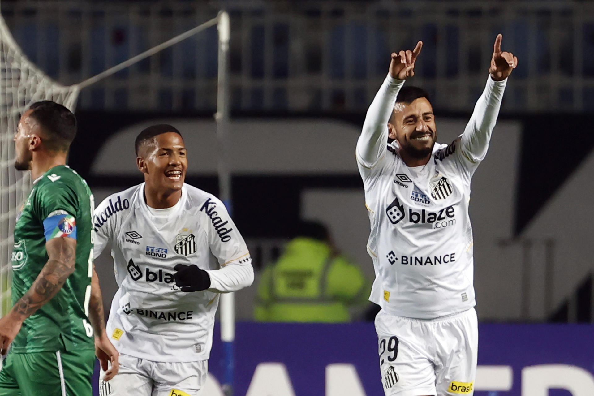 Camacho (d), del Santos de Brasil, fue registrado este miércoles, 24 de mayo, al celebrar un gol que le anotó al Audax Italiano de Chile, durante un partido del Grupo E de la Copa Sudamericana, en el Estadio El Teniente, en Rancagua (Chile). EFE/Elvis González 