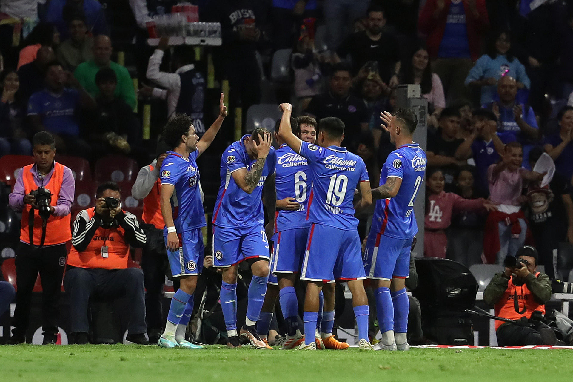 Jugadores del Cruz Azul celebran un gol en el estadio Azteca de Ciudad de México (México). EFE/Sánhenka Gutiérrez