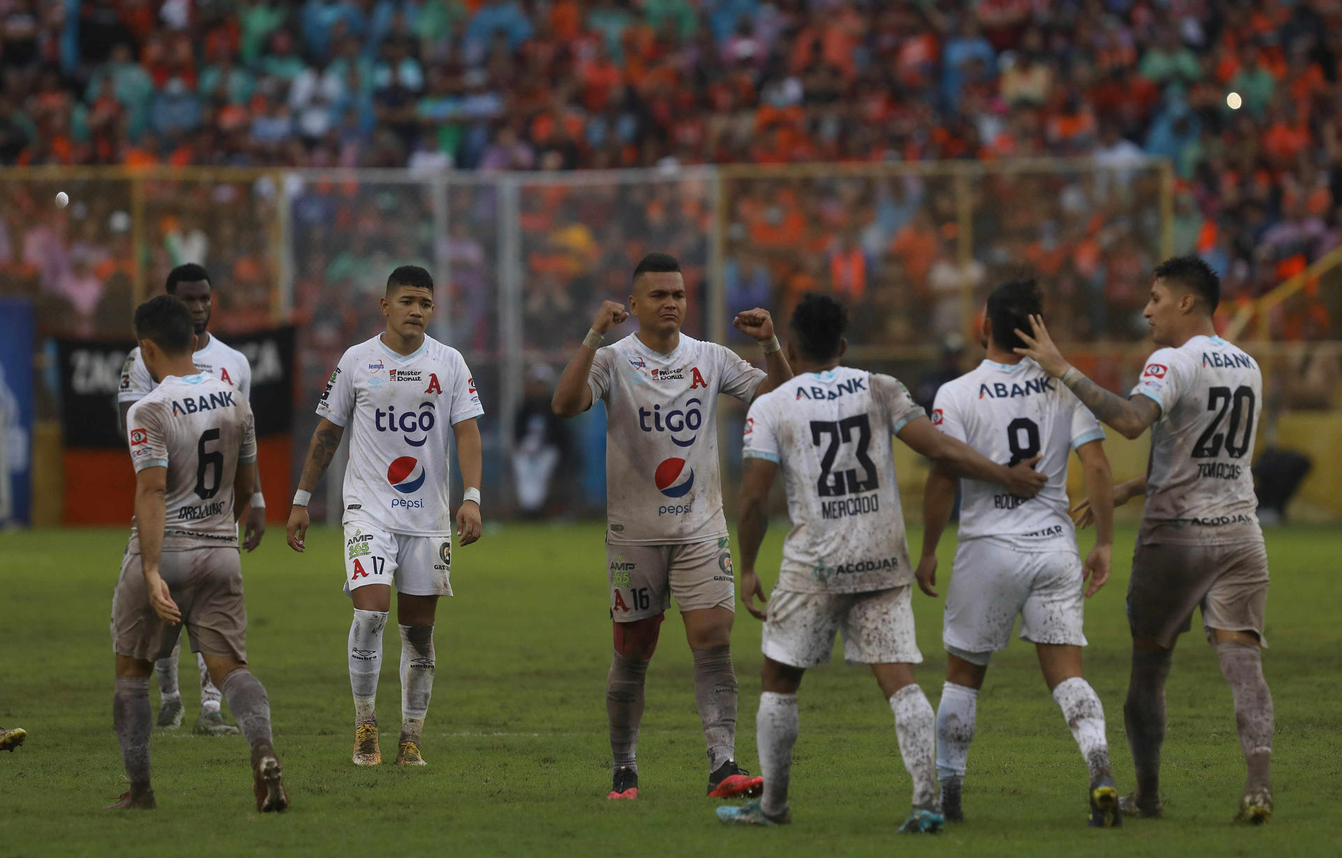 alt El 11 Deportivo se aferra al liderato de la Liga salvadoreña y el Águila lo sigue de cerca