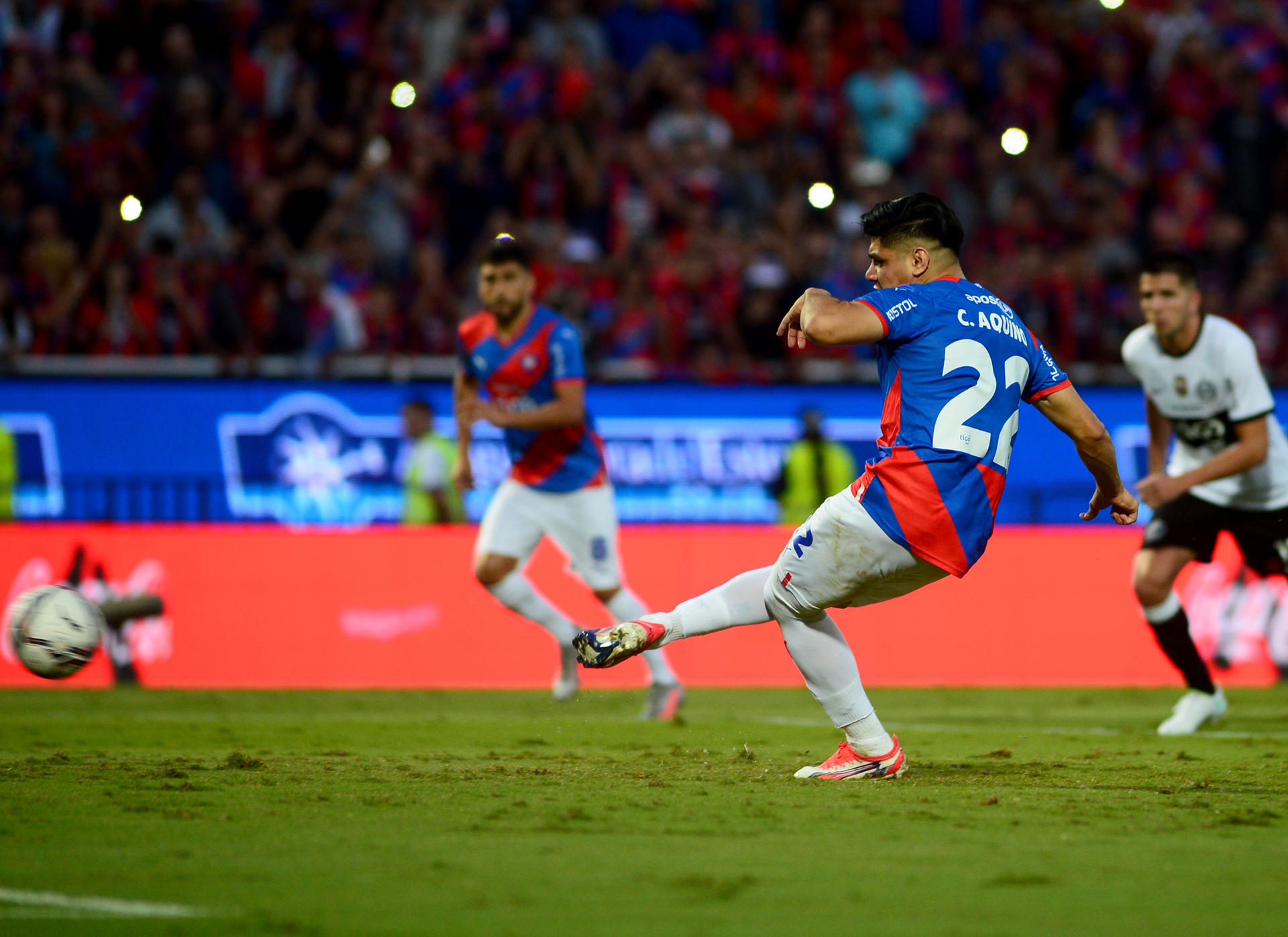 Claudio Aquino de Cerro Porteño anota hoy contra Olimpia, durante un partido por el torneo Apertura 2023 en el Estadio General Pablo Rojas en Asunción (Paraguay). EFE/ Daniel Piris