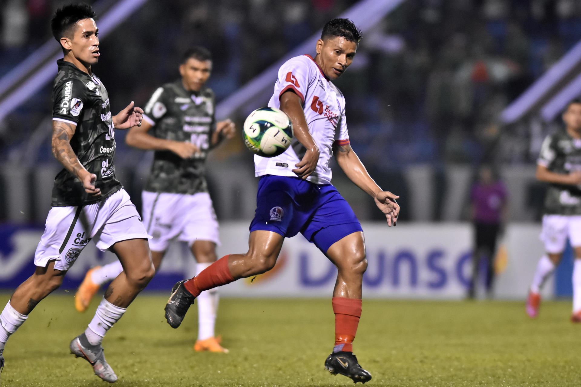 Fotografía de archivo en la que se registró uno de los encuentros del clásico del fútbol en Honduras entre el Olimpia y el Marathón, en el estadio Olímpico Metropolitano, en San Pedro Sula (Honduras). EFE/José Valle