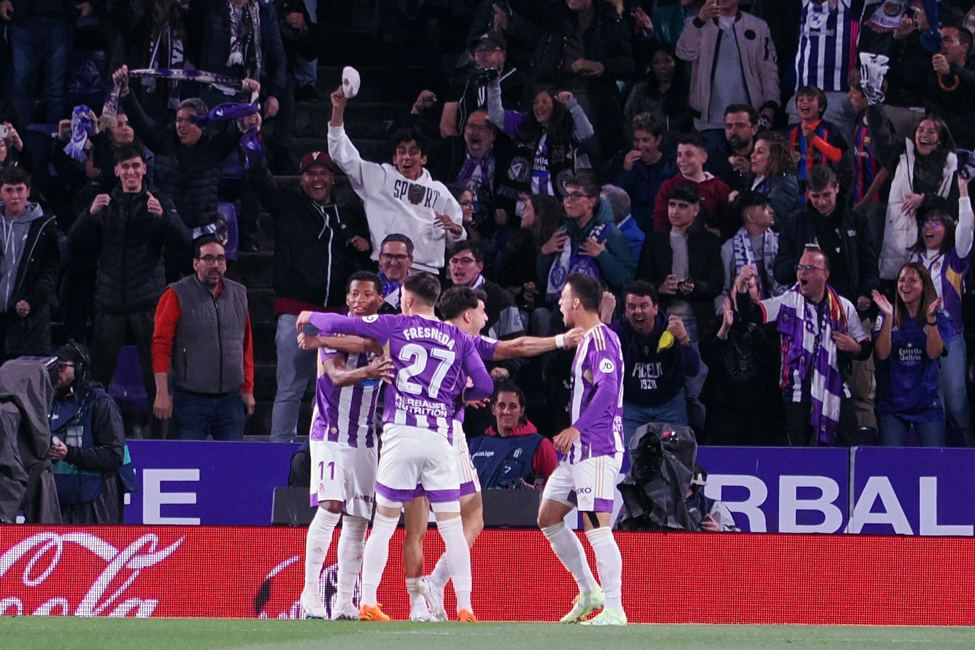 Los jugadores del Valladolid celebran el primer gol ante el Barcelona, durante el partido de Liga en Primera División que Real Valladolid y FC Barcelona disputaron en el estadio José Zorrilla. EFE/R. García