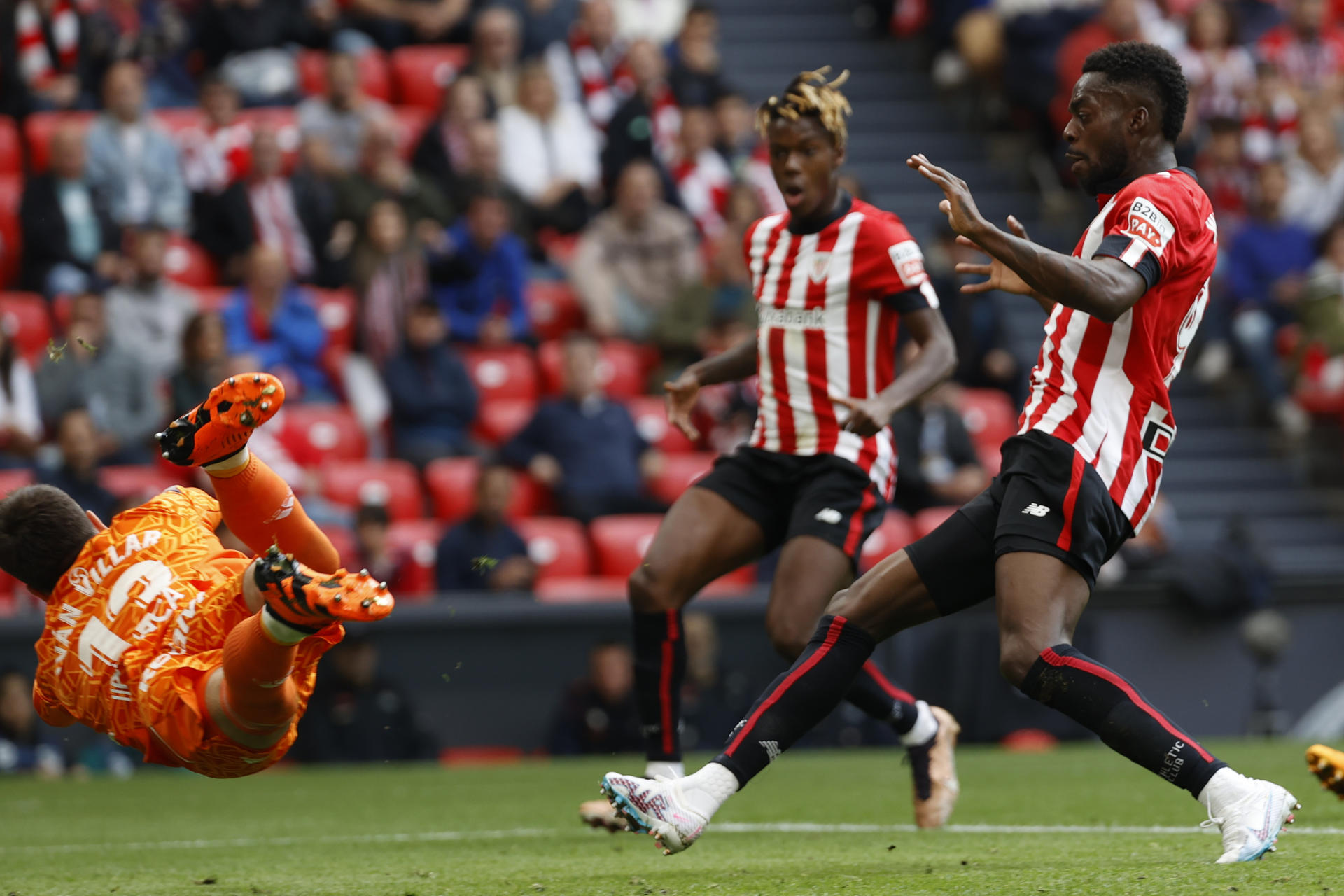 El delantero hispano-ghanés del Athletic Iñaki Williams (d) trata de superar al guardameta del Celta, Iván Villar (i), durante el partido de LaLiga Santander de la jornada 35 entre el Athletic Club de Bilbao y el RC Celta de Vigo celebrado este sábado en el estadio de San Mamés, en Bilbao. EFE/ Luis Tejido
